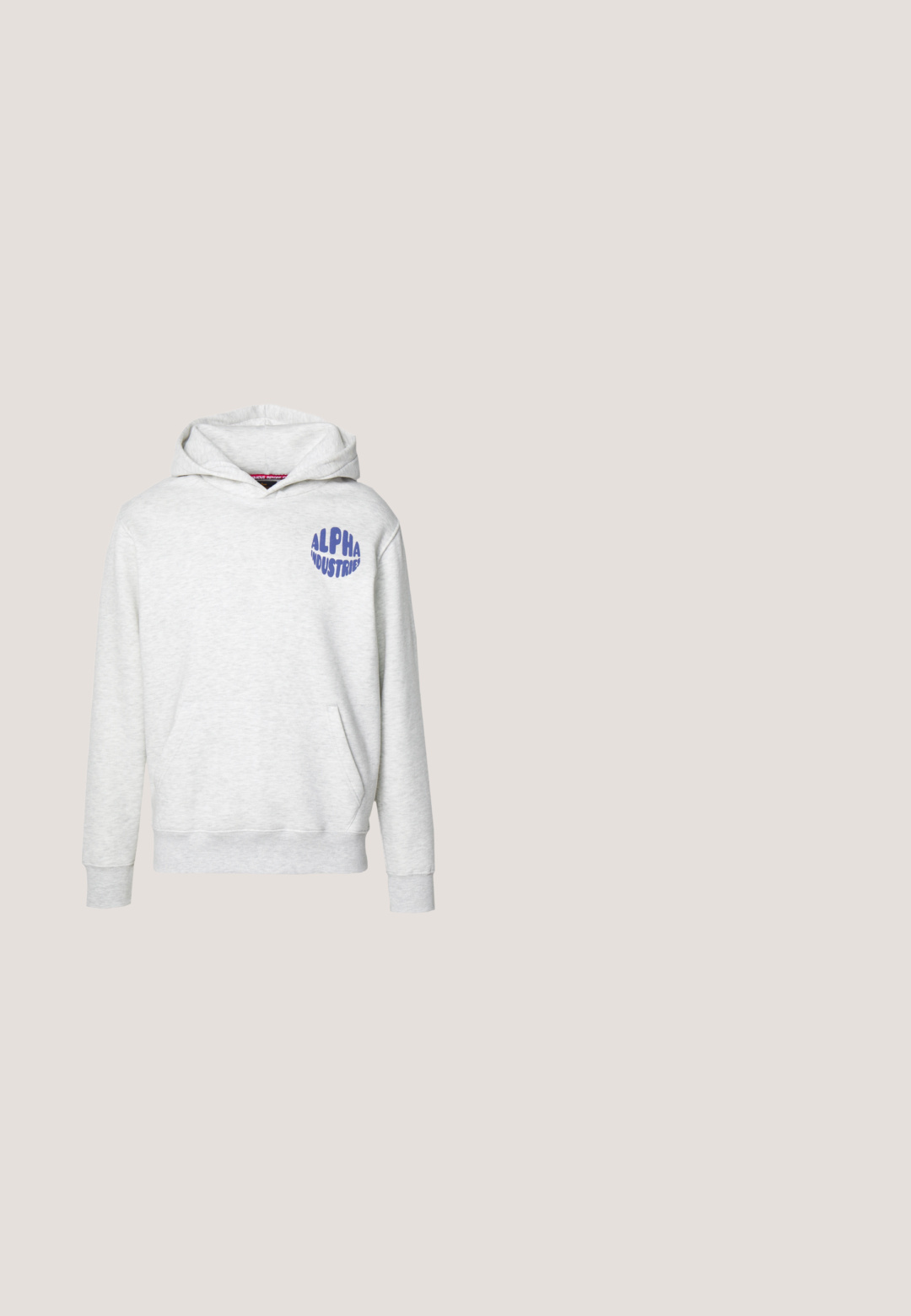 Lichtgrijze hoodie van zacht materiaal. Bevat een voorzak en een blauw "ALPHA INDUSTRIES" logo op de bovenste linkerzijde.; Lichtblauw T-shirt met korte mouwen en donkerblauwe gestreepte bies op kraag en mouwen, voorzien van de tekst "LES CLASSIQUES" op de voorkant.; Lichtgrijze sweatpants met elastische tailleband en beige trekkoord, recht gesneden, weergegeven tegen een witte achtergrond.; Grijze en witte sneaker met een mesh bovenkant, een gevoerde tong, getextureerde accenten en een dikke rubberen zool, boven een houten oppervlak.; Duidelijke, oversized zonnebril met donkere lenzen, met een chunky rechthoekig montuur en getextureerde accents op de pootjes. Gemaakt van transparant plastic.; Blauwe canvas tas met voorvak en rode "O.N.S" borduring, voorzien van dubbele handvatten en een verstelbare schouderriem.