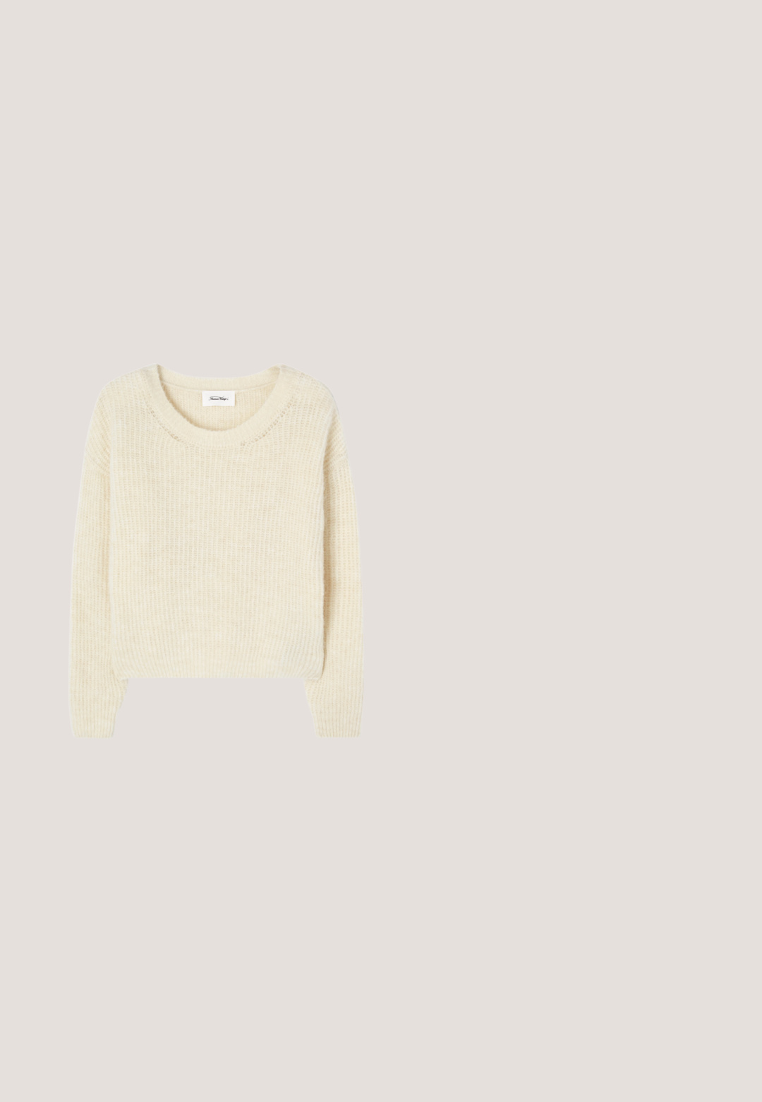 Cremefarbener Strickpullover mit rundem Ausschnitt und geripptem Muster, ausgestattet mit langen Ärmeln und lockerem Schnitt. Keine sichtbaren Applikationen oder Muster.; Weißes kurzärmliges T-Shirt mit Rundhalsausschnitt, lockerer Passform, aus weichem Baumwollstoff. Glatte Textur, keine Muster oder Logos.; Locker sitzende marineblaue Hose mit elastischem Bund und geraden Beinen, auf einem schlichten hellen Hintergrund präsentiert.; Weißer Leder-Sneaker mit Schnürsenkeln schwebt über einer hölzernen Bank, im Hintergrund ist das grüne hohe Gras unscharf zu sehen.; Canvas-Tragetasche mit vertikalen marineblauen und weißen Streifen, mit dem Schriftzug „MADS NØRGAARD COPENHAGEN“ und zwei Schulterriemen.; Goldene Creolen mit einer glatten, polierten Oberfläche. Abgerundete Form, mittlere Größe, ausgestattet mit einem sicheren Verschlussmechanismus.