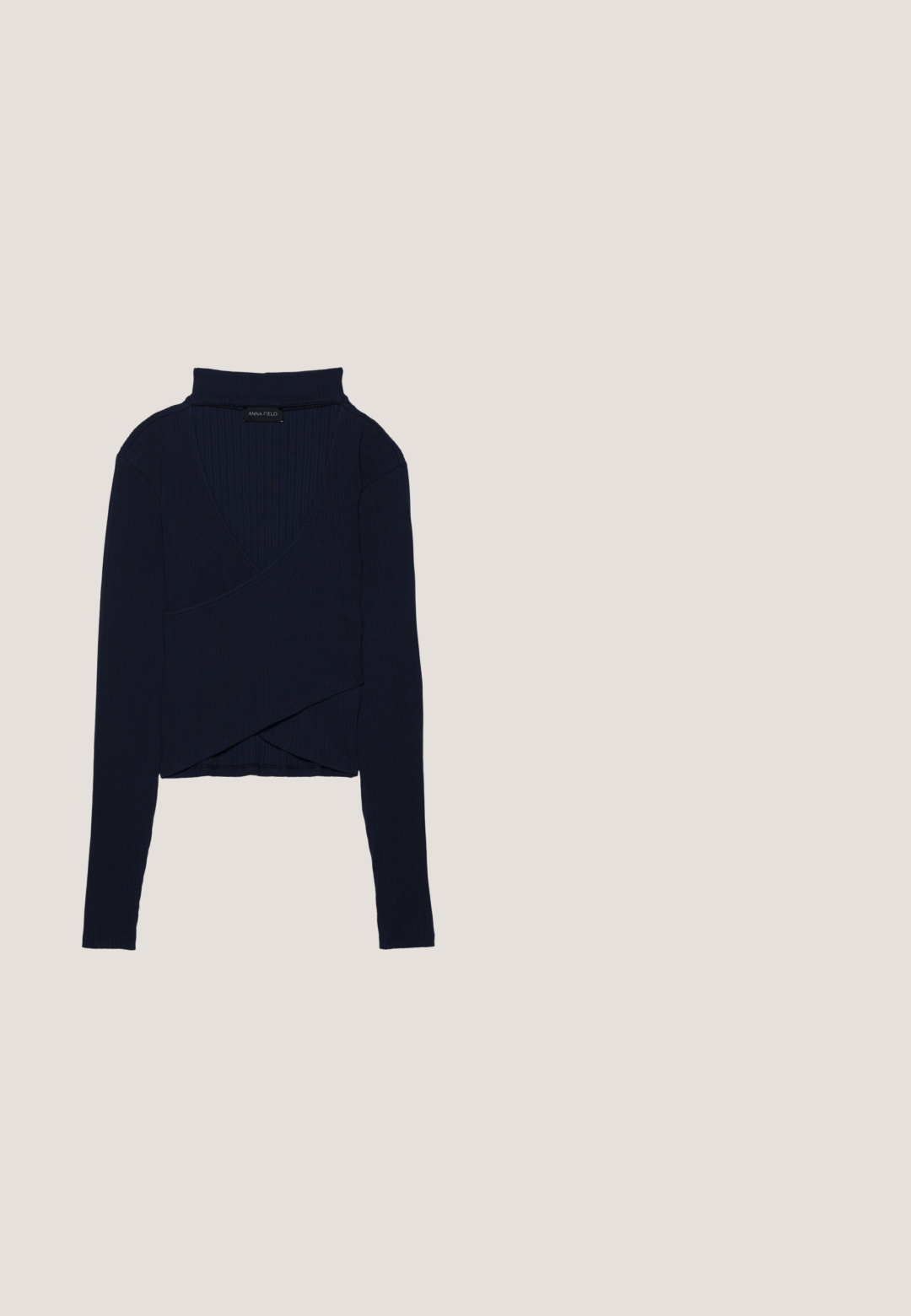 Marineblå rippet indpakningsbluse med høj krave, lange ærmer og v-hals design. Har et lagdelt udseende foran og en tætsiddende form.; Marineblå kordfløjlsskjorte med knaplukning foran, krave og trekvartærmer. Har en peplum-stil samlet søm og blød tekstur.; Marineblå bukser med vide ben, subtil zigzagtekstur, elastisk talje og snørelukning.; Kvinders mørkeblå laklæder sko med lav blokhælkappe, spids tå og guldkæde detalje på vristen.; Stor navy blå mulepose med lange håndtag ved siden af en matchende navy blå lynlåspung med kvastdetalje.; Sølv creoler prydet med klare, facetslebne krystaller, med bagstykke og gennemsigtige ørestoppere på hvid baggrund.