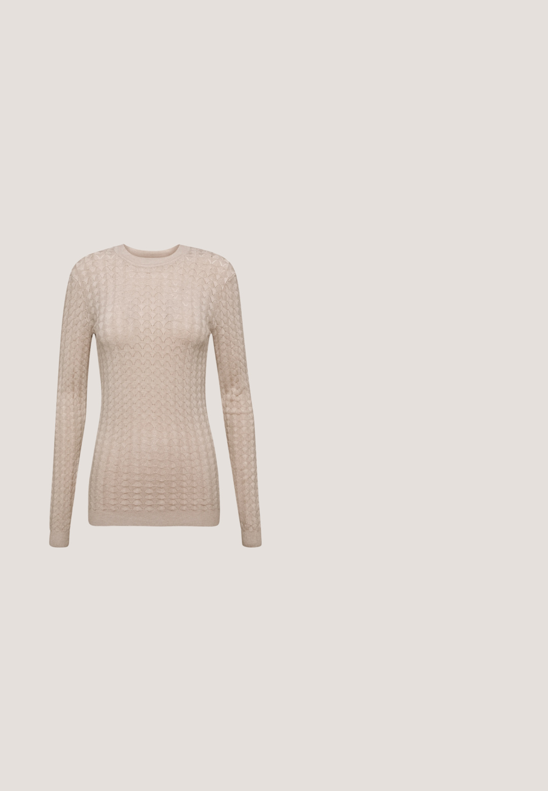 Suéter beige de manga larga con un patrón texturizado, que presenta un cuello redondo y puños acanalados. Fabricado en una tela suave y ligera.; Pantalones beige de pierna ancha en una tela suave, con un detalle de cintura atada y pliegues en la parte delantera para una forma estructurada.; ASRA JUDE - Zuecos - spice tan; Gafas de sol de carey con lentes redondeados, brazos de metal ligeros y lentes ligeramente tintados de verde. Los marcos presentan un acabado texturizado.; Bolsa de tela de felpa beige tipo teddy con dos asas cortas, textura suave y forma estructurada. Sin herrajes visibles ni detalles adicionales.; Pendientes de aro en tono dorado con un diseño ondulado, que incluyen un acento de perla blanca colgante. La textura es suave y los aros son ligeros.