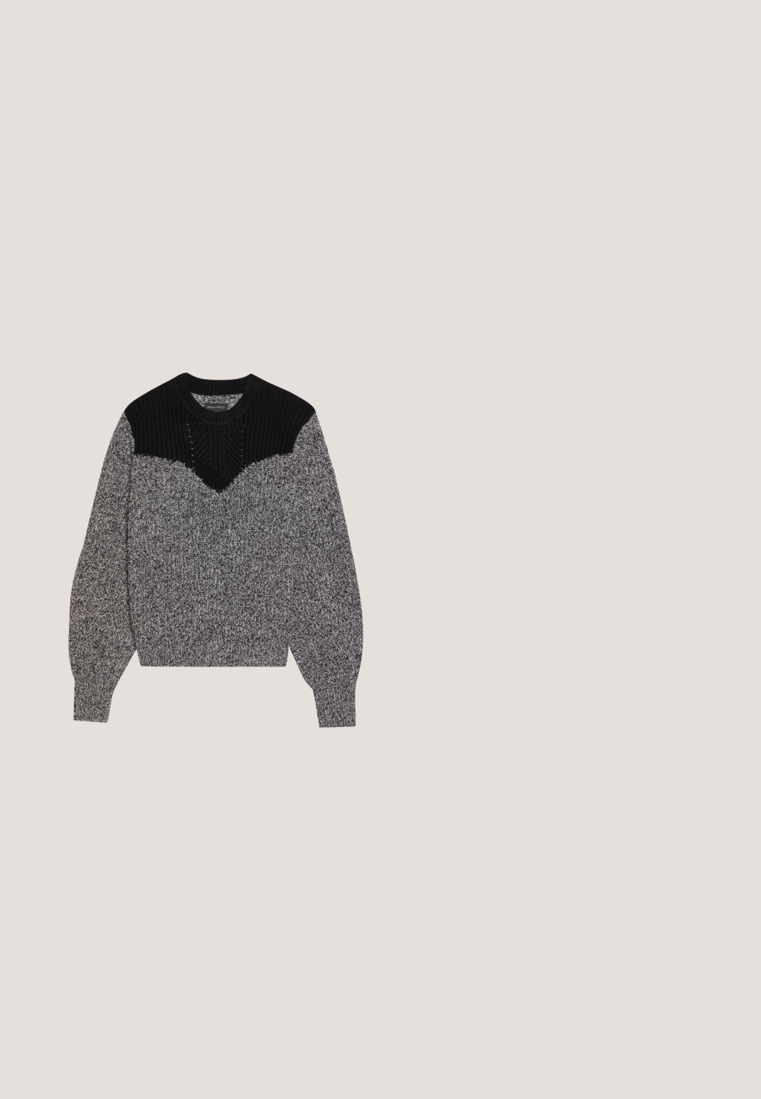 Gestrickter Pullover in Schwarz und Grau. Besitzt eine strukturierte schwarze Passe und ein V-förmiges Design. Lange Ärmel mit gerippten Bündchen; weiche, grobe Textur.; Grauer Cardigan mit langen Ärmeln aus geripptem Stoff, mit rundem Ausschnitt und sechs vorderen Knöpfen mit leichtem Glanz.; Schwarze Slim-Fit-Jeans aus Denim, mit einem frontalen Knopfverschluss, Nietenverzierungen an den Taschen und einer glatten Textur.; Schwarze Leder-Cowboy-Stiefel mit kunstvollen, geprägten Blumenmustern, spitz zulaufender Zehenpartie, niedrigem, gestapeltem Absatz und glatter Textur.; Schwarze, gepolsterte Tragetasche mit zwei gepolsterten Griffen, rechteckige Form und weiche, gesteppte Struktur auf weißem Hintergrund.; Silberne Creolen mit einem strukturierten, organischen Design, das unterschiedliche Größen von kleinen, perlenähnlichen Akzenten entlang der Vorderseite aufweist.