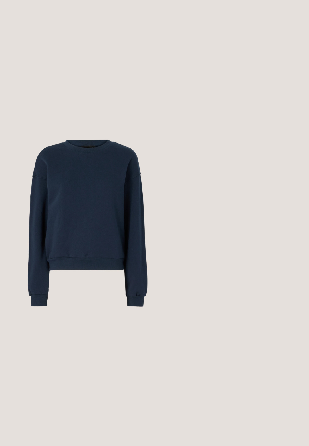 Marineblå sweatshirt lavet af blødt stof, med rund halsudskæring, lange ærmer og ribbede manchetter og kant. Simple design uden pynt.; Lys blå denimskjorte med korte ærmer, der har to forlommer og er pyntet med små sølvnitter overalt.; ONLY Tall Flared fit ONLTIGER Low waist Wide Leg - Flared jeans - dark blue denim; Brun læder-sneaker med gyldne accenter, tyk hvid sål og brune snørebånd, som hviler på et beige tæppe, beige sofa i baggrunden.; Sort og sølv håndtaske med en vævet, struktureret overflade med firkantede mønstre, en enkel top håndtag og et slasket design.; Delikat dobbeltlags guldkæde med jævnt fordelt små hvide perler på en ensartet lys baggrund.