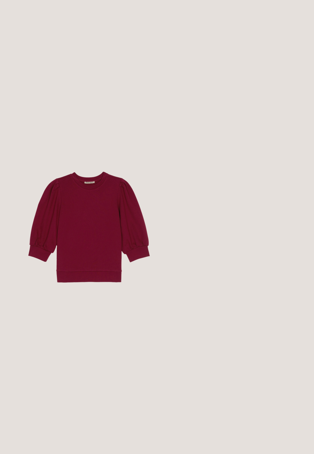 T-shirt bordeaux à manches longues en coton, avec un col rond et des manches bouffantes à poignets ajustés, offrant une coupe décontractée sur l'ensemble du corps.; Veste courte bordeaux avec un col rond, fermeture par boutons, deux poches avant et manches longues. Texture lisse, tissu léger.; Pantalon à taille haute et jambes droites de couleur violet foncé, avec poches latérales, passants pour ceinture, fermeture par bouton et braguette zippée.; Ballerines en cuir marron avec un bout arrondi, un petit nœud décoratif et une texture lisse. Semelle plate, design minimaliste sans ornements.; Lunettes de soleil en plastique rouge avec une monture carrée, des verres dégradés et un logo sur la branche. Texture lisse, design épuré et forme angulaire.; Sac à main en cuir bordeaux avec une forme courbée, deux poignées, fermeture éclair et détails de couture subtils. Fini lisse et brillant.