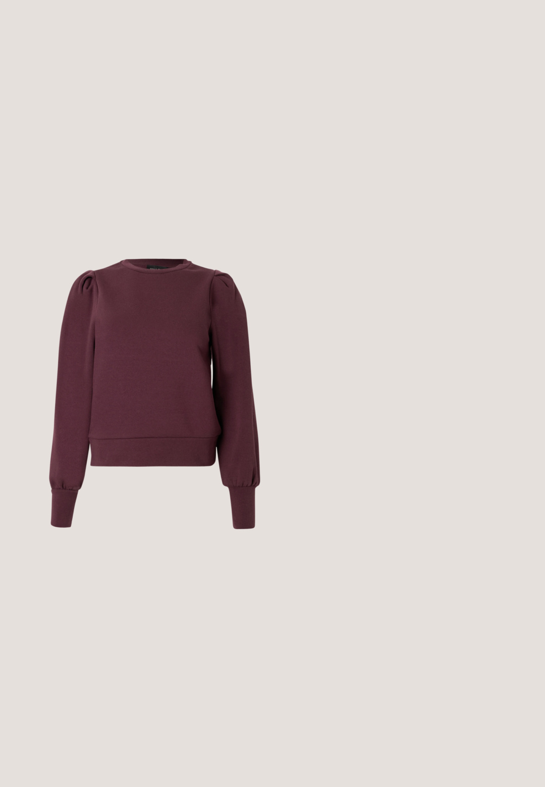Sudadera burdeos con mangas largas abullonadas y puños acanalados. Material suave, escote redondo y dobladillo ajustado. Textura lisa.; Chaqueta de camisa marrón oscuro hecha de algodón, con cuello, cierre frontal de botones, dos bolsillos en el pecho y botones plateados. Mangas largas.; Pantalones deportivos granate de pierna ancha con cintura elástica y cordón, bolsillos delanteros, mostrados sobre un fondo claro y liso.; Zapatillas de plataforma marrones y rosas con material de ante y cuero. Con cordones blancos, un diseño en forma de ola y una suela de goma texturizada.; Bolso de cuero burdeos con una textura suave y arrugada, una correa negra ajustable y un cierre de cremallera. Presenta un logo sutil en la parte inferior.; Nueve pares de pequeños pendientes en tono dorado, incluyendo diseños con arcoíris, flores, peces, tortugas rosas, cadenas y piedras transparentes sobre un fondo blanco.