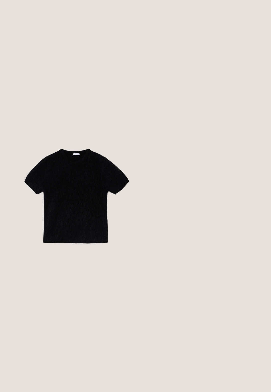 Camiseta de punto negra de manga corta con textura suave y cuello redondo. Presenta un ajuste holgado y un pequeño bolsillo en el pecho.; Chaleco de lino burdeos con un cuello alto, cinco botones circulares en el centro y una forma ajustada que se estrecha en la cintura.; Pantalones de cuadros vichy en blanco y negro con un corte relajado, cinturilla elástica y detalle de cordón. La tela tiene una textura suave.; Sandalia tipo slide de cuero marrón oscuro con punta cuadrada y tiras anchas, descansando sobre asfalto gris cerca de una acera adoquinada.; Bolso de mano de cuero sintético burdeos con cierre de broche, correa de cadena en tono dorado y textura suave, con un logotipo en relieve en el frente.; Pulsera de manguito de plata elegante con un diseño suave y ligeramente curvado, con extremos abiertos para ajustarse a la muñeca.