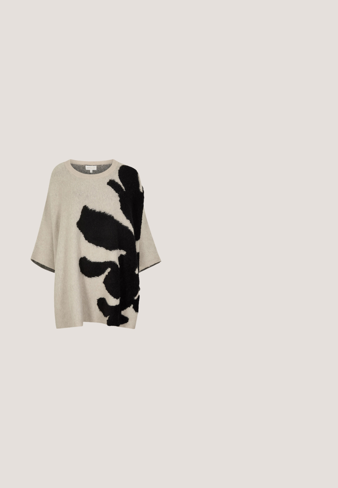 Pull beige ample à larges manches avec de grandes formes abstraites noires rappelant des plantes sur le devant et l'épaule droite.; Haut asymétrique blanc avec une seule bretelle, texture lisse, design ajusté et look épuré et minimaliste. Pas de motifs ou d'accents supplémentaires.; Materiel DIAGONAL GATHERED SKIRT - Jupe crayon - golden hour; Botte blanche hauteur genou en matériau lisse avec un bout pointu et un talon noir fin. Présente un design épuré et un marquage minimal.; Foulard illustré présentant des scènes de New York : tranche de pizza, fleurs, pont, café et bagels, vélo, appareil photo, taxi, boutique d'occasion, café-terrasse, vitrine de magasin.; Sac à main en cuir color block orange, beige, bordeaux, vert et rose avec fermoir doré et double bandoulière bordeaux, une courte et une longue.