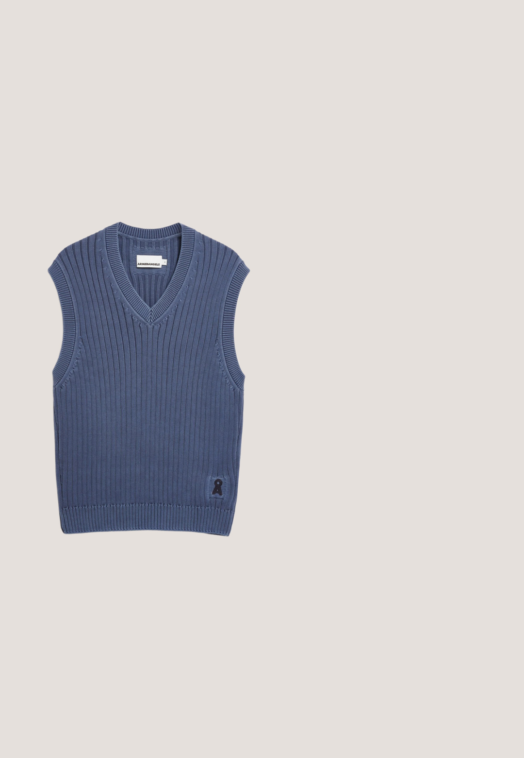 Blaues ärmelloses Strickweste mit geripptem Muster, V-Ausschnitt und kleinem Logopatch unten vorne. Leichter Stoff.; Marineblaues Kurzarmhemd mit Knopfleiste, lockerem Kragen und dezent strukturiertem Muster, mit der Aufschrift „Shiwi“ am Kragen.; Gestreifte Badehosen in Marineblau und Weiß. Hergestellt aus leichtem Stoff, mit elastischem Bund, Kordelzugverschluss und seitlichen Taschen.; Blaue Wildlederschlüpfschuhe mit Kontrastnähten. Weiche Textur und schlankes Design, mit einer schwarzen Gummisohle für besseren Halt. Markenlogo sichtbar.; Rechteckige Schildpatt-Sonnenbrille mit blau getönten Gläsern und einem silbernen "G"-Logo an der Bügelinnenseite, auf einer weißen Fläche präsentiert.; Sportliche Reisetasche in Marineblau und Weiß mit doppelten Griffen, einem Schulterriemen und einem vorderen Logo mit der Aufschrift "Worldwide Sportswear Classic Varsity Aesthetic."