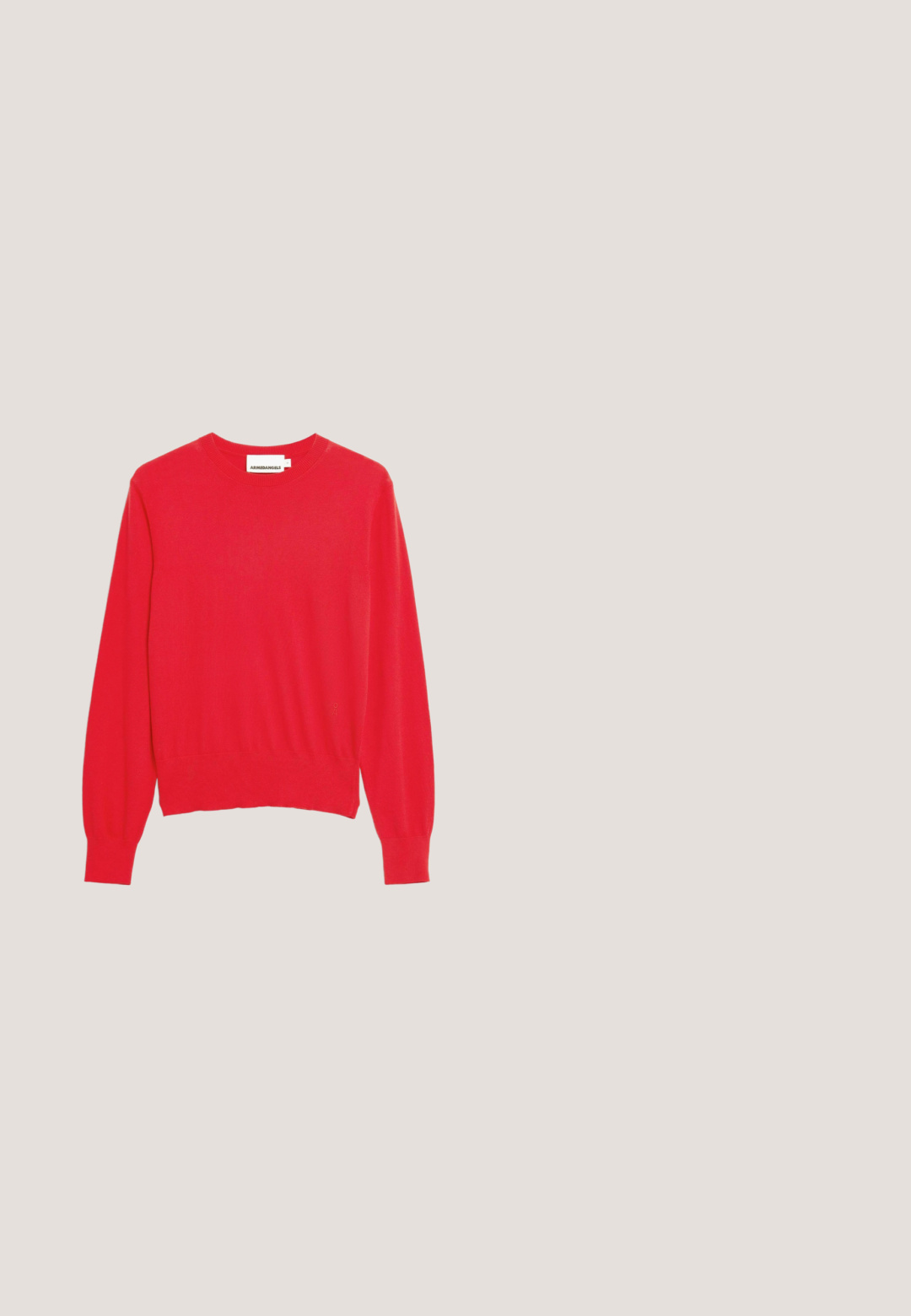 Rode trui met ronde hals en lange mouwen, voorzien van geribbelde manchetten en zoom, met een klein logo aan de onderkant rechts.; Rode mouwloze vest met V-hals, drie knopen aan de voorkant en twee zijzakken, gemaakt van gladde stof.; Rode rechtvallende broek met een hoge taille, riemlussen, steekzakken aan de zijkanten en een sluiting met een enkele knoop aan de voorkant van de tailleband.; Rode patenten leren slingback schoen met een ronde neus, dubbele gespaccents en een vlakke zwarte zool. Inclusief zij-invoegen voor ventilatie.; Rode leren crossbodytas met een lange verstelbare riem en een lus handvatdetail, minimalistisch ontwerp met een voorste sluiting.; Twee rode oorbellen in de vorm van een bloem met vijf bloemblaadjes en kleine goudkleurige centra op een effen witte achtergrond.