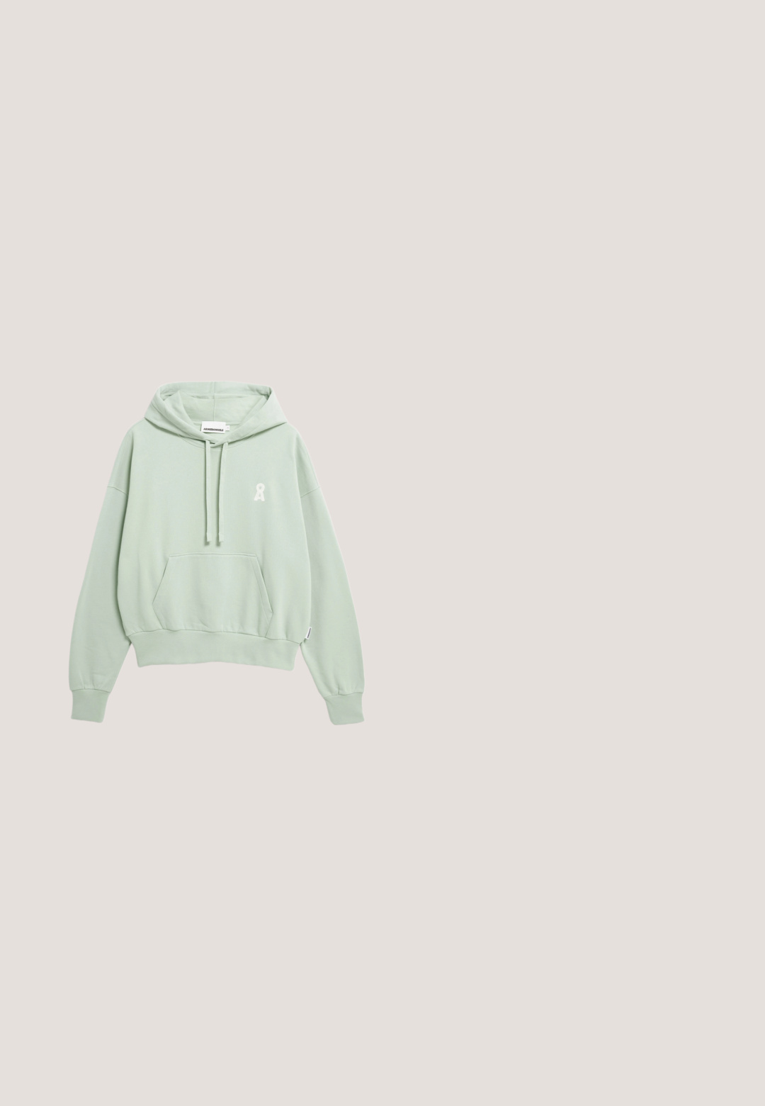 Lichtgroene cropped hoodie met voorzak, capuchon met trekkoord, geribbelde manchetten en een klein wit logo op de linkerborst.; Groene button-up overhemd van zachte stof met een kraag, twee voorkruiszakken en lange mouwen met manchetdetails.; Lichtolijfgroene rechte broek met steekzakken aan de voorkant, knoop- en ritssluiting, riemlussen en opgerolde broekspijpen op een witte achtergrond.; Lage witte sneaker met beige suède accenten, gumrubberen zool, vetersluiting en treklus aan de hiel, gezien vanaf de buitenkant.; Olijfgroene leren handtas met een enkele verstelbare schouderriem en een gladde, licht gestructureerde oppervlakte.; Delicate roségouden kettinkje armband met doosvormige schakels, karabijnsluiting en verstelbare verlengkettinkje met een kleine bladbedel.