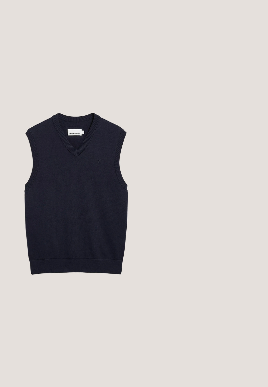 Marineblauwe, mouwloze v-hals trui gemaakt van zacht breimateriaal met geribbelde randen en een klein logo op de borst. Eenvoudig ontwerp, zonder patronen.; Navyblauw gebreid shirt met lange mouwen met bruine, witte en lichtblauwe horizontale strepen en een effen navy kraag.; Marineblauwe casual shorts met elastische tailleband en trekkoord, voorzien van twee zijzakken op een witte achtergrond.; Zwarte leren klompen met een ronde neus, lage hak en instapontwerp. Kenmerkt zich door een gladde textuur en subtiele stikseldetails op de bovenkant.; Donkerblauwe rechthoekige zonnebril met grijze lenzen, voorzien van rode accenten en een klein merklogo op de pootjes.; Marine blauwe stoffen schoudertas met klep sluiting, verstelbare strap, zilveren hardware en Lacoste-logo. Textuur oppervlak met een gestructureerde vorm.