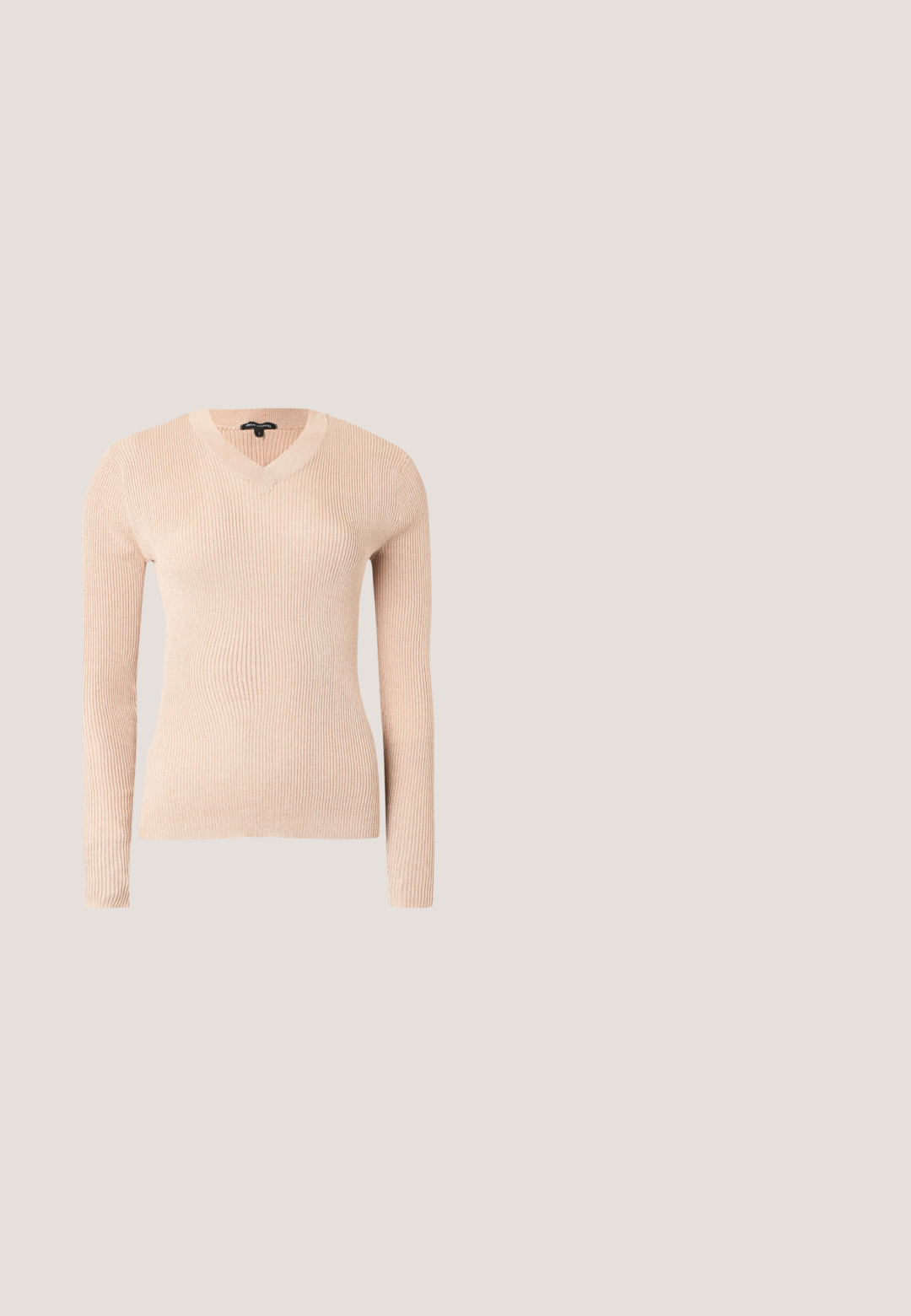 Lichtroze geribbelde trui met lange mouwen en V-hals. Gemaakt van zacht materiaal, met een aansluitende pasvorm en een gestructureerd oppervlak.; CLOSED Top - marsh green; Lichtblauwe denimjeans met een hoge taille, wijde pijpen en een vervaagde afwerking. Voorzien van een klassiek five-pocket ontwerp en metalen knoopsluiting.; Castañer NONA - Enkelkaarsjes - brown; Donkerbruine suède handtas met lange dubbele bandjes, rechthoekige vorm en drie klepzakken met goudkleurige gespsluitingen.; Lange gouden kettingoorbellen met rechthoekige schakels en kleine witte edelstenen tussen de schakels, weergegeven tegen een effen achtergrond.