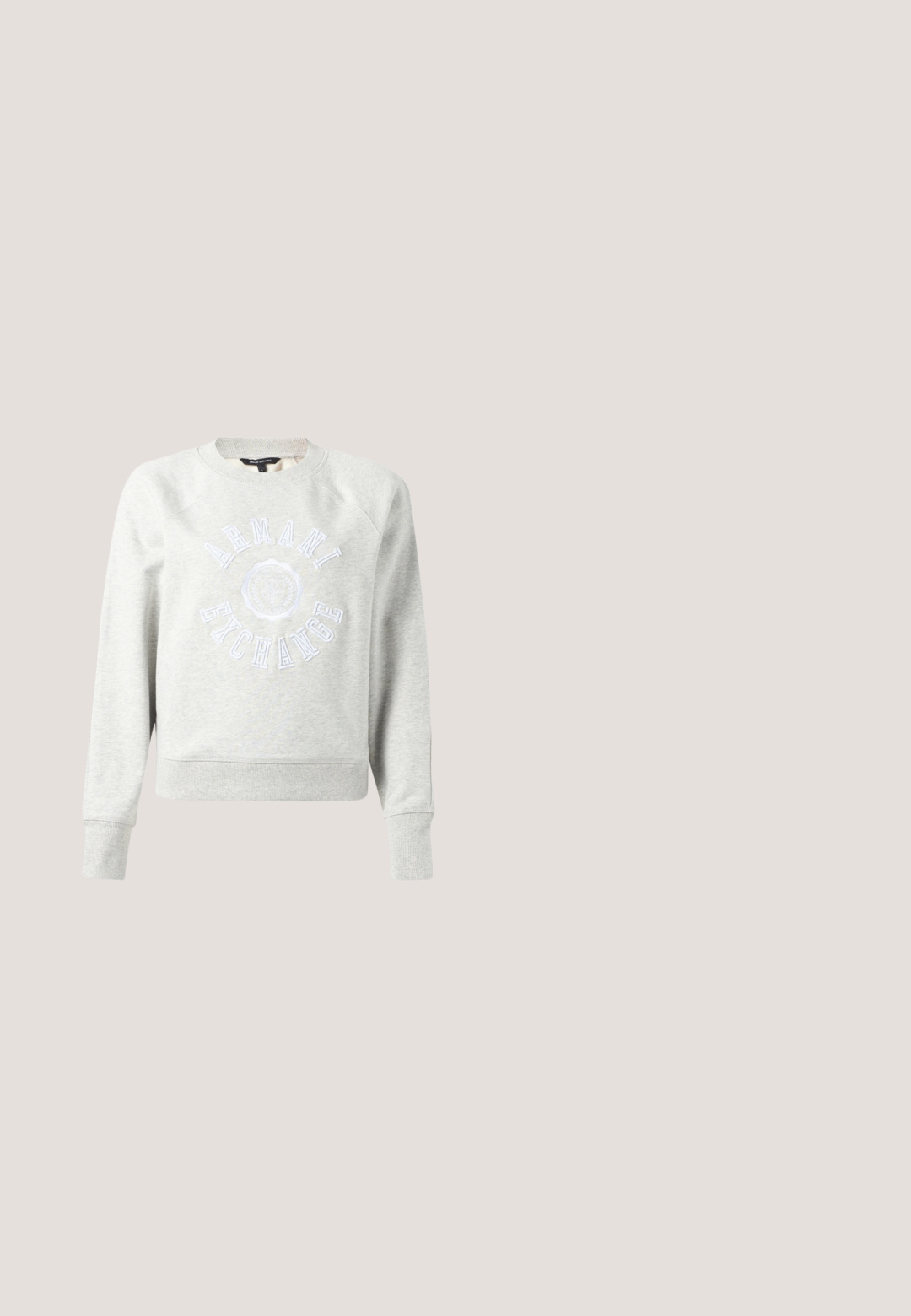 Sudadera de manga larga Armani Exchange de color gris claro con puños y dobladillo acanalados, con texto de la marca y emblema bordados en blanco en el pecho.; Camisa vaquera azul claro con botones, estampado blanco "ax" por todas partes, grandes bolsillos en el pecho, cuello y mangas largas.; Jeans de tiro alto y pierna ancha en color azul, con bolsillos delanteros y traseros, cierre de botones y costuras visibles sobre un fondo blanco.; Bailarinas de cuero negro con punta afilada, dos correas decorativas con hebillas plateadas y una textura suave y brillante.; Bolso de mezclilla plisado con asa superior negra, correa de cadena plateada y emblema de logo plateado en la solapa frontal.; Par de gemelos de botón de tono plateado con cristales redondos de corte claro colocados en la parte superior, exhibidos sobre un fondo blanco liso.