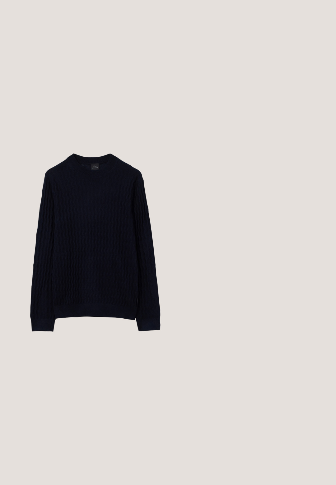 Marineblå langærmet sweater med et struktureret bølget strikkemønster og ribbet rund hals, manchetter og kant fra Armani Exchange.; Beige langærmet skjorte med marineblå lodrette striber, spidse kraver og knapmanchetter, fremstillet af et glat bomuldsblandingsstof.; Hvide skræddersyede bukser med frontplissering og justeringsstropper i siden, hængende mod en ensfarvet baggrund.; Mørkebrun læderloafer med beige gummisål og slip-on-design, vist i sideprofil på hvid baggrund.; Rektangulær mørkeblå crossbody-taske med justerbar rem, lynlåslukning og diskret logomønster på frontpanelet.; Brun læderbælte med en glat overflade, prydet med en sølv metalspænde og et klassisk design. Indersiden er sandfarvet. Enkelt og funktionelt.