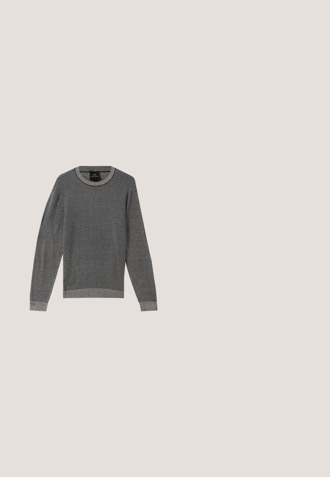 Suéter de punto en gris con un patrón de diamantes texturizado. Presenta un cuello redondo acanalado y puños, con un dobladillo gris sólido.; Camiseta de algodón blanca con un corte clásico de cuello redondo y mangas cortas, que presenta una textura suave y un diseño de ajuste regular.; Pantalones negros con un diseño de pierna recta, con cierre de botón, trabillas para cinturón y una textura de tela suave. Sin patrones ni acentos visibles.; Zapatilla de cuero negra con suela de goma blanca, que presenta un acento a rayas multicolor en el talón y cordones negros con ojales dorados.; Bolso de muñeca rectangular negro con bolsillo delantero con cremallera, emblema de logo plateado y correa desmontable con texto de la marca.; Camisa polo negra con logo dorado, jeans de mezclilla oscuros y zapatos claros. Gorra oliva con logo. El modelo está de pie con los brazos cruzados contra un fondo texturizado.