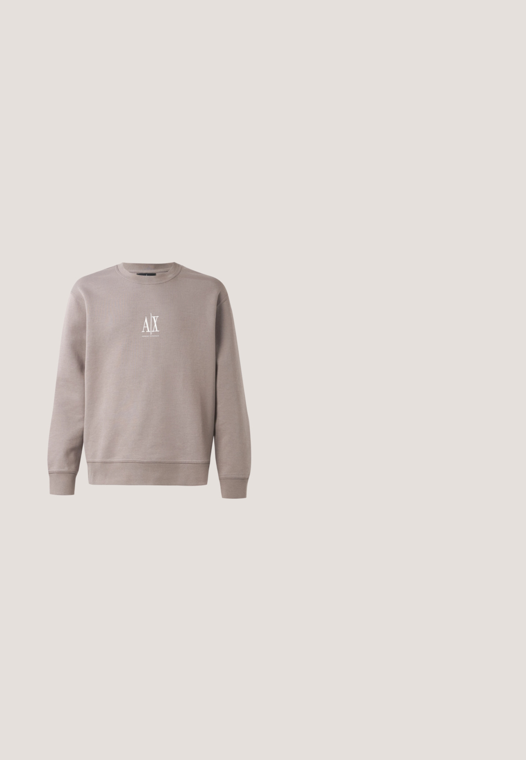 Grauer Pullover aus weichem Material mit Rundhalsausschnitt, langen Ärmeln und kleinem weißen Logo auf der Brust.; Graues Polohemd aus weichem Stoff mit kontrastierendem weißen Kragen, Drei-Knopf-Leiste und kleinem Logo auf der Brust.; Helle blaue Denim-Jeans mit lockerer Passform, geradem Bein, sichtbaren Nähten, fünf Taschen und einem Knopfverschluss an der Taille.; Schwarze Wildledersneaker mit strukturiertem Finish, ausgestattet mit flachen Schnürsenkeln und einer kontrastierenden weißen Gummisohle mit Zickzackmuster.; Schwarze Sonnenbrille mit grauen Gläsern. Quadratförmiges Gestell aus Kunststoff. Mit Logodetail am Bügel. Glatte Oberfläche, keine zusätzlichen Muster.; Schwarze Schultertasche mit Reißverschluss, verstellbarem Riemen und zentral auf der Vorderseite angebrachtem metallischem Logoemblem.