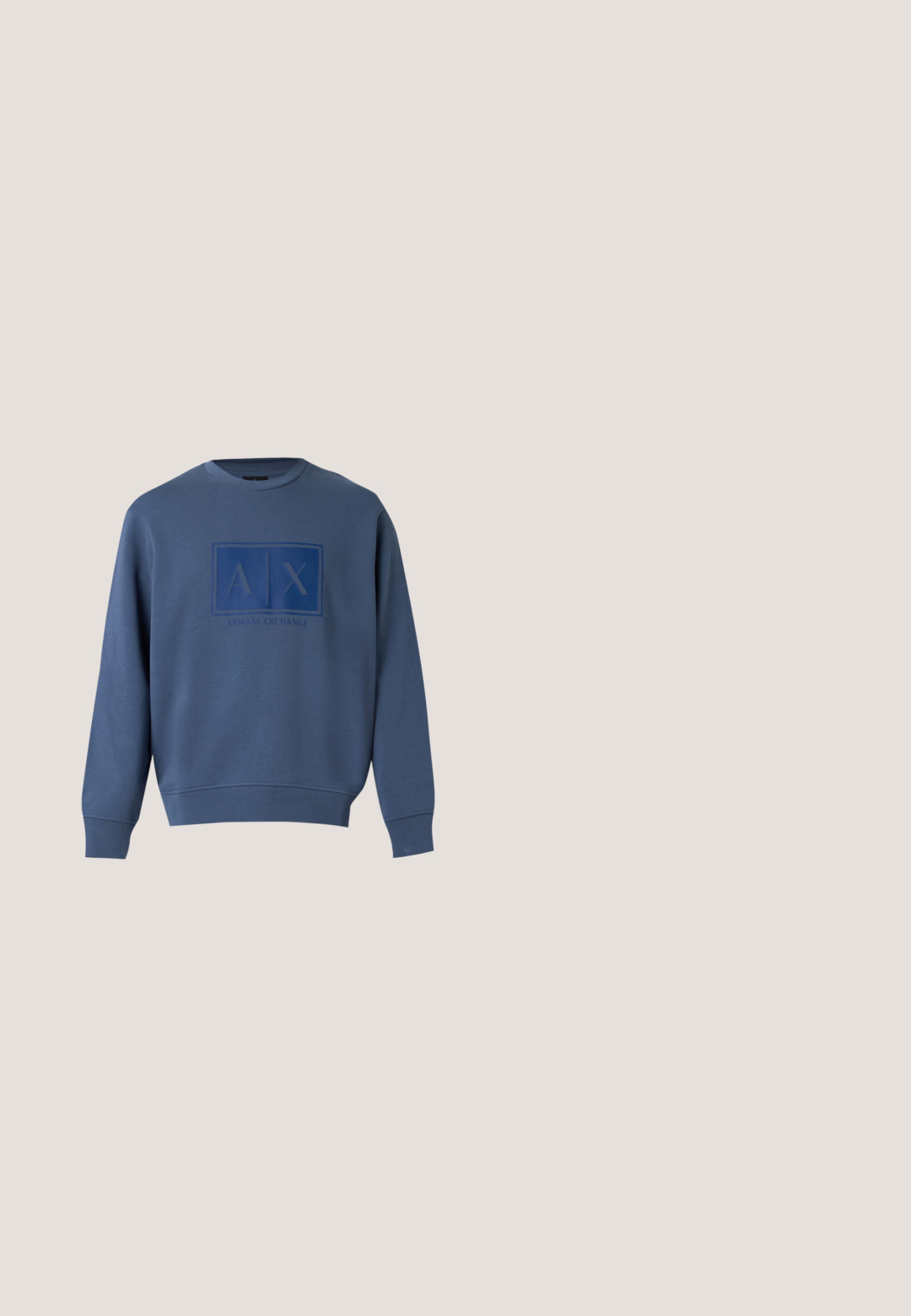 Sinine pika varrukaga ümara kaelusega dressipluus, millel on reljeefne Armani Exchange logo ja tähed A ja X rinnal keskel.; Tume sinine nööbiga särk pikkade varrukatega, millel on õrn tekstuur väikeste V-kujuliste mustritega, valmistatud siledast kangast.; Mustad formaalsed püksid eesääre nööbiga, vööaasadega, küljetaskutega ja lameda esikujundusega.; Calvin Klein ESS DERBY - Paeltega jalanõud - triple black; Ristkülikukujuline tumesinine risti kehale kantav kott reguleeritava rihma, luku ja peene logomustriga esipaneelil.; Hõbedast metallist käevõru, millel on lame pandla ja korduv muster ristkülikukujulistest ning ümaratest linkidest.