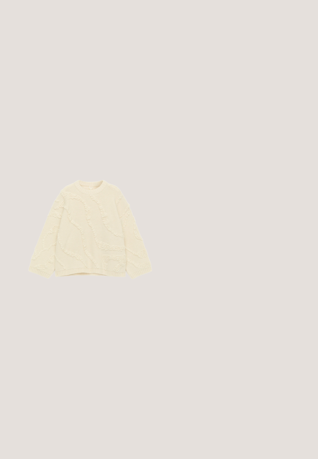 Trui in roomkleur met een gestructureerd, verhoogd patroon. Ronde halslijn, lange mouwen en geribde zoom, gemaakt van zacht gebreid materiaal.; Zwarte satijnen camisole met verstelbare bandjes, versierd met zwarte pailletten en een knoopdetail aan de voorkant. Aansluitend silhouet met een uitlopende zoom.; Ruime zwarte broek met een elastische tailleband. Gemaakt van lichte stof, met een zachte textuur en zonder zichtbare patronen of accenten.; Zwarte gepatineerde leren slingbackhakken met een puntige neus, T-band ontwerp, verstelbare enkelriem en een blokhakken van gemiddelde hoogte.; Zwarte gevlochten leren handtas met bovenhandvat en verstelbare schouderriem met goudkleurige metalen details.; Zilveren verstelbare armband met een oneindigheidssymbool dat is verweven met een hart, verrijkt met kleine heldere edelstenen op de hartvorm.