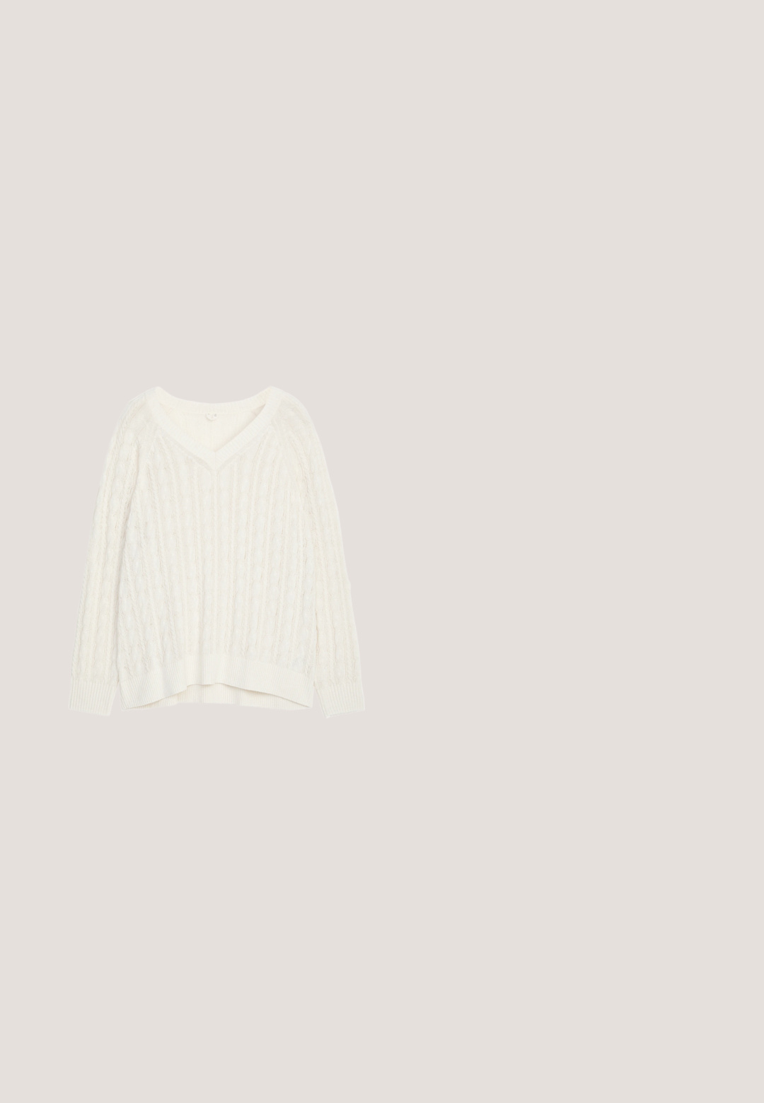 Pull blanc en maille torsadée avec col en V, manches longues, poignets et ourlet côtelés, posé à plat sur fond blanc.; Chemise courte kaki à boutons, manches longues, col large et deux poches avant à rabat avec boutons.; Jean en denim bleu évasés avec une taille haute, un design à cinq poches et une fermeture à bouton en métal. Texture lisse, style décontracté et couture minimale.; Baskets en daim marron avec doublure en fausse fourrure crème et un logo beige bien visible. Comprend des lacets blancs et une semelle en gomme texturée.; Sac à épaule marron foncé avec un motif crochet floral texturé et une sangle fine unique sur un fond uni.; Bague de couleur or avec des bandes ondulées entrelacées. Surface lisse et brillante avec un design superposé combiné et une gravure subtile à l'intérieur.