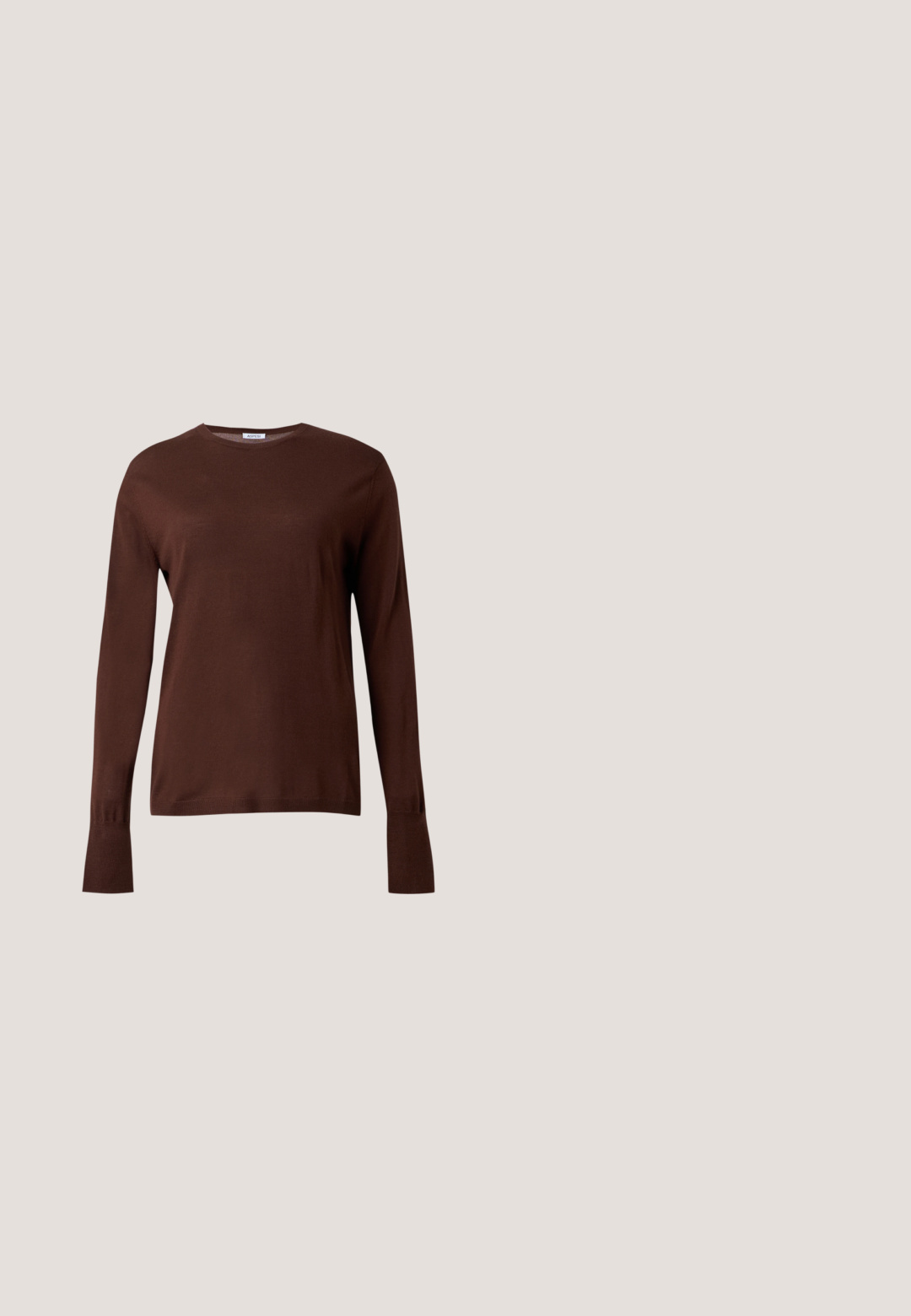 Brun langærmet rundhalset sweater med ribstrikkede ærmegab og kant, vist mod en ensartet lys grå baggrund.; Brun, ærmeløs vest med knapper, rund halsudskæring og skræddersyede sømme, med seks knapper foran, hvoraf den ene er lysere i farven.; Brune, plisserede bukser med lige ben-design. Fremstillet af glat stof, med bæltestropper og sidelommer.; Brune kunstlæder stiletter med spidse tæer og krokodilletekstur, der har en slank, vinklet hæl og en glat inderside.; Giorgio Armani Solbriller - brown; Mørkebrun læderhåndtaske med lange håndtag og matchende lille lynlåspung på en ensartet lys baggrund.