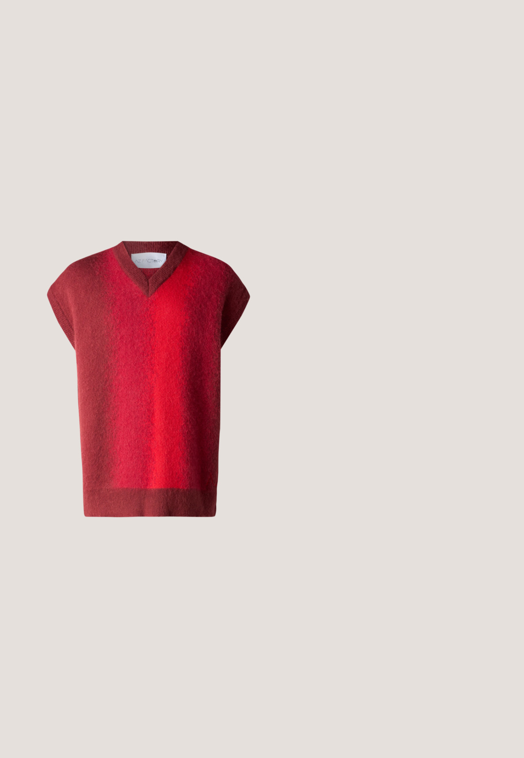 Rode, kortpols trui met een V-hals. Zachte textuur met een verloop van donker naar lichtrood. Minimalistisch ontwerp, geen zichtbare bevestigingsmiddelen.; Lichtroze overhemd met knopen, voorzien van verticale witte strepen, een puntige kraag, lange mouwen en een gladde textuur. Voorzien van witte knopen.; Donkerbruine rechte broek met riemlussen, knoopsluiting en voorplooi, weergegeven op een witte achtergrond.; Bordeauxrode leren loafers met een gladde textuur, een laag profiel en gestikte details over de neus. Platte zwarte zool. Strak ontwerp.; Donkerbruine gestructureerde leren crossbodytas met verstelbare riem en klein decoratief blauw accent aan de zijkant.; Bruine leren riem met een rechthoekige zilveren gesp, gladde textuur en een contrasterende lichtere binnenvoering. Eenvoudig, klassiek ontwerp.