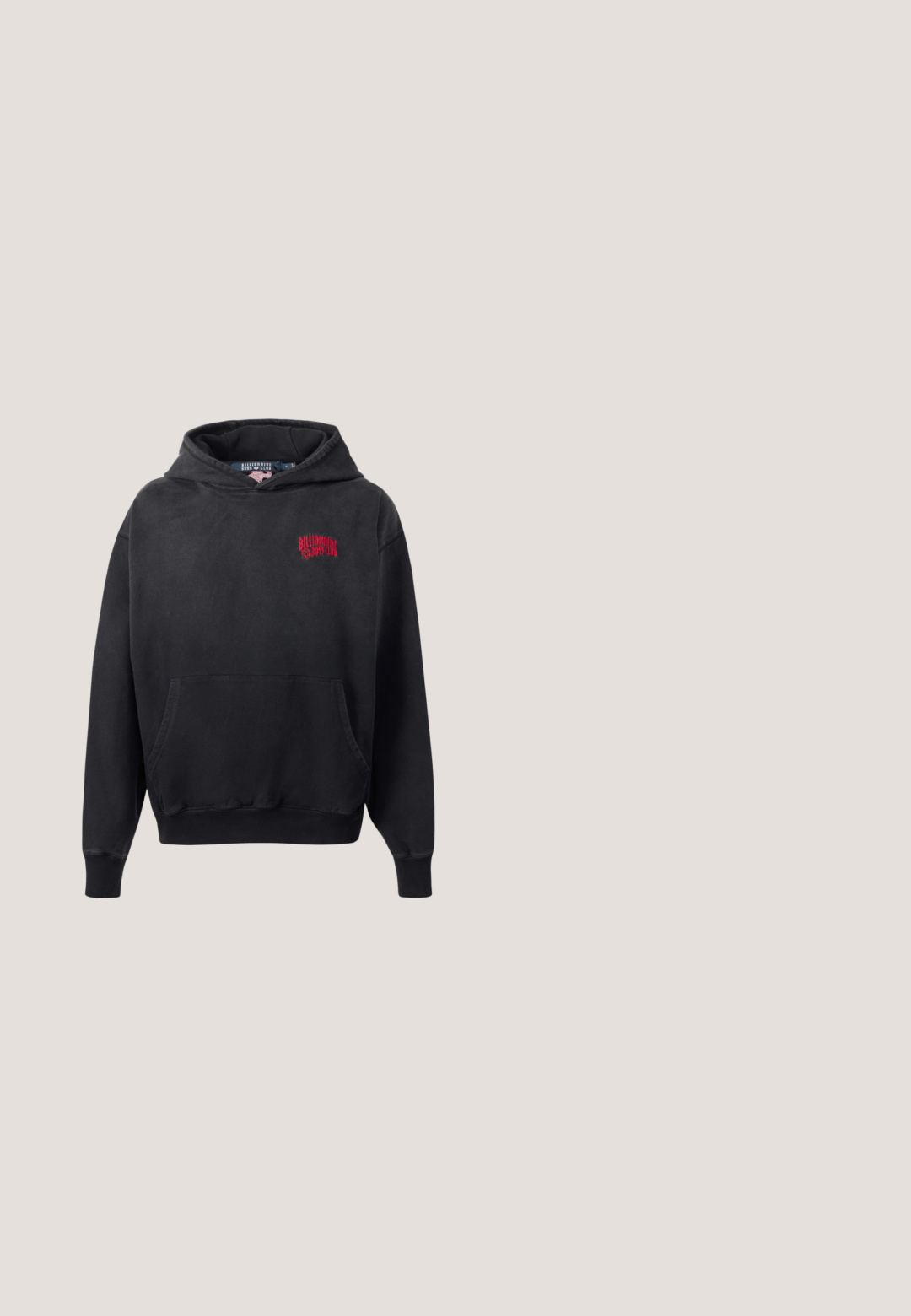 Sudadera negra con bolsillo frontal, con un logo bordado en rojo en la parte superior izquierda. Tejido suave y capucha ajustable.; Camiseta polo negra de manga corta hecha de algodón suave. Cuenta con un cuello clásico, una tapeta de dos botones y un logo sutil en el pecho.; Pantalones deportivos negros ajustados con cintura elástica, cordón, bolsillos laterales y franjas blancas a los lados sobre un fondo liso.; Zapatilla negra con un acabado de cuero suave, punta redondeada, suela texturizada y diseño con cordones. Estilo minimalista con un sutil detalle lateral.; Gafas de sol rectangulares grises con lentes oscuras y un pequeño emblema en la patilla, exhibidas sobre un fondo claro y liso.; Bolsa de viaje de nailon negro con asas dobles, correa para el hombro ajustable, bolsillo con cremallera en la parte frontal y etiqueta de marca. Textura suave y forma estructurada.