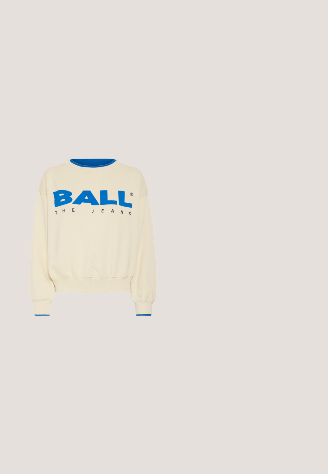 Crème sweatshirt met een blauwe "BALL" logo en de tekst "THE JEANS" in zwart, met ribbelboorden en een halslijn in contrasterend blauw.; Geknipt blauwe denimjas met een kraag, lange mouwen en een centraal geplaatste toggelsluiting. Gladde textuur, minimale stikseldetails.; Lichte blauwe denim flared jeans. Hoogwaardige taille met een gladde afwerking, vijf zakken en subtiele stiksels.; Bruine suède loafer met een robuuste zwarte rubberen zool, vetersdetails en een reliëflogo aan de zijkant, gezien vanaf de buitenzijde.; Kleine lichtblauwe denim schoudertas met geschulpte zijkanten en een enkele schouderband, afgesloten met een klep aan de bovenkant in het midden.; Abstracte oorbellen in zilverkleur met gladde, glanzende oppervlakken en organisch gevormde krommen voor een modern ontwerp. Bevestiging met stekertje aan de achterkant.