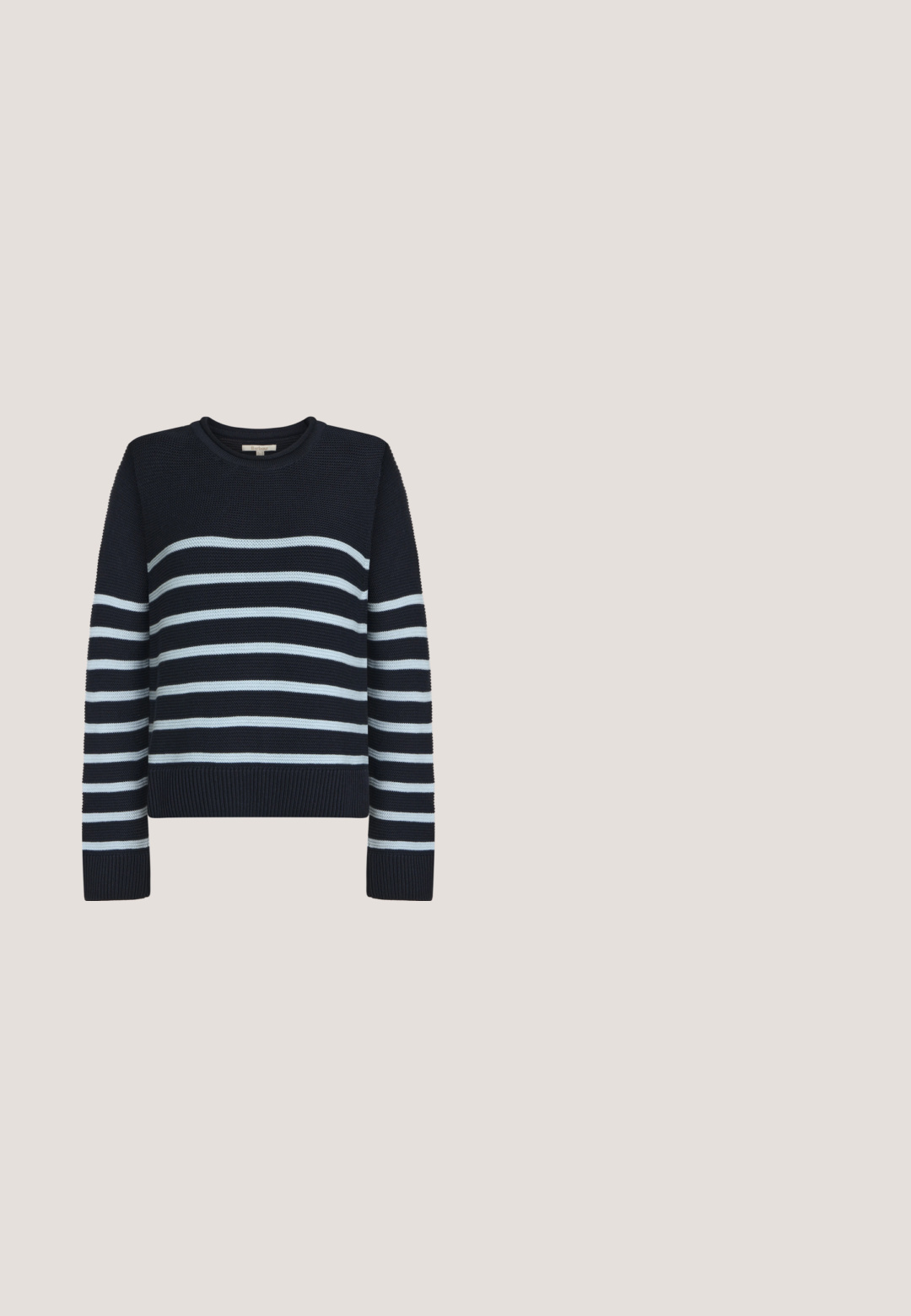 Pull en maille bleu marine avec des rayures horizontales bleu clair sur le corps et les manches, col rond, poignets et ourlet côtelés.; Blouse blanche à manches courtes avec taille froncée et ourlet à volants, dotée d'un col rond et d'une étiquette de marque à l'intérieur du col.; Jean en denim bleu pour homme avec une coupe droite, cinq poches et une fermeture à bouton. Présente un léger délavage et des détails de couture.; Mocassin en daim marron avec pompons flottant au-dessus d'un tapis beige texturé et d'un canapé beige assorti en arrière-plan.; Sac à main en cuir marron avec un design plat, bandoulière réglable et quincaillerie en ton argent. Présente une plaque de logo à l'avant.; Boucles d'oreilles rondes en céramique blanche avec des accents circulaires dorés, regroupées avec des strass transparents et un cristal central.