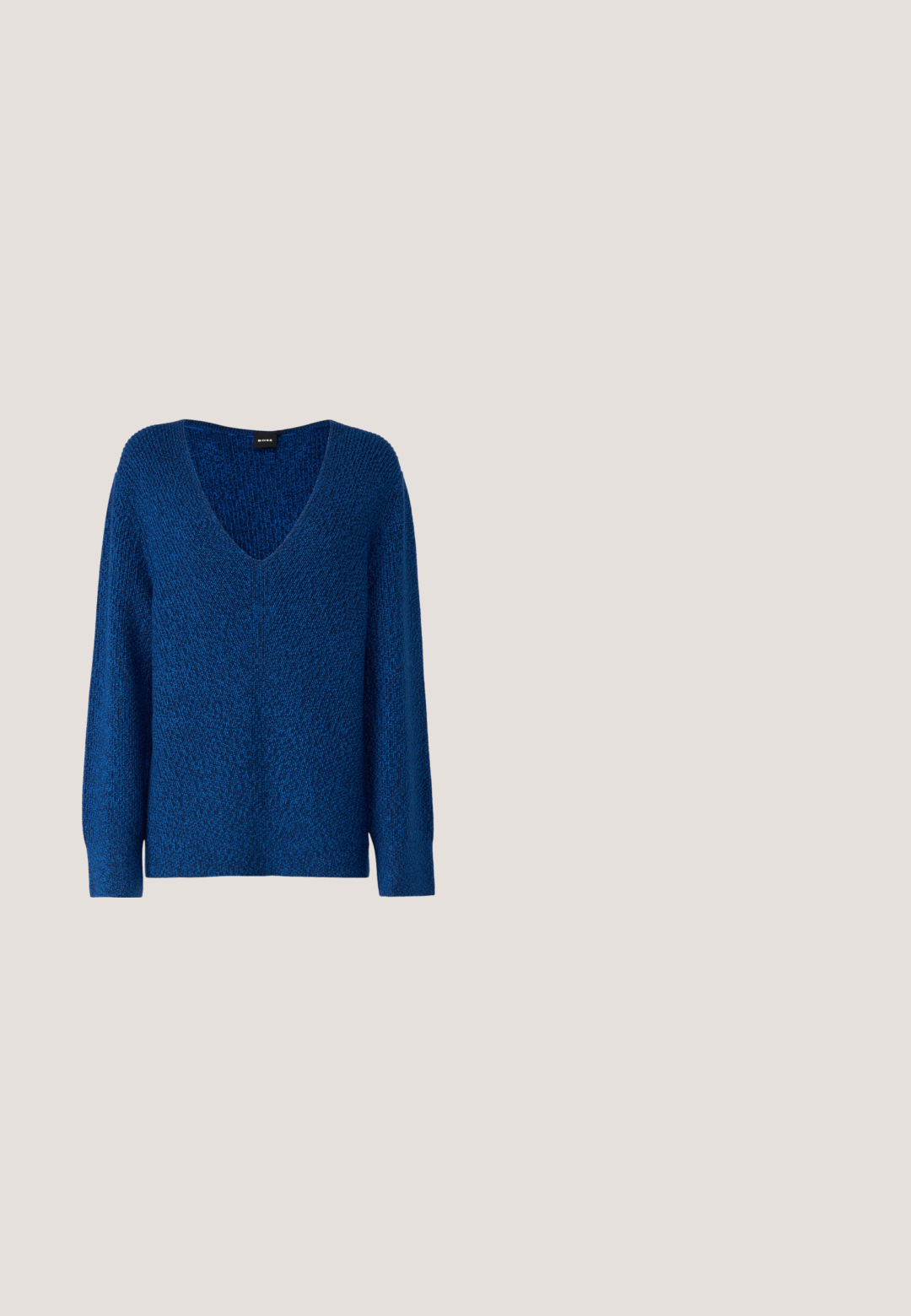 BOSS FUSONIA - Trui - blue; Blauwe denim jeans met een aangesloten pasvorm, rechte benen en lichte vervaging. Beschikt over vijf zakken en een rits met knoopsluiting.; Zwarte leren Calvin Klein slip-on mule met blokhak rustend op houten tegels buiten, vlak bij een groene plant en een grijze muur.; Zwarte vierkante zonnebril met donkere lenzen, matte textuur en een zilveren CK-logo detail op de poot.; Calvin Klein GRACIE SHOULDER BAG - Handtas - ash rose; Zilveren metalen hoepel oorbellen met een gestructureerd ontwerp, voorzien van een kleine post achter en branding op een van de hoepels. Ronde vorm met een gepolijste afwerking.
