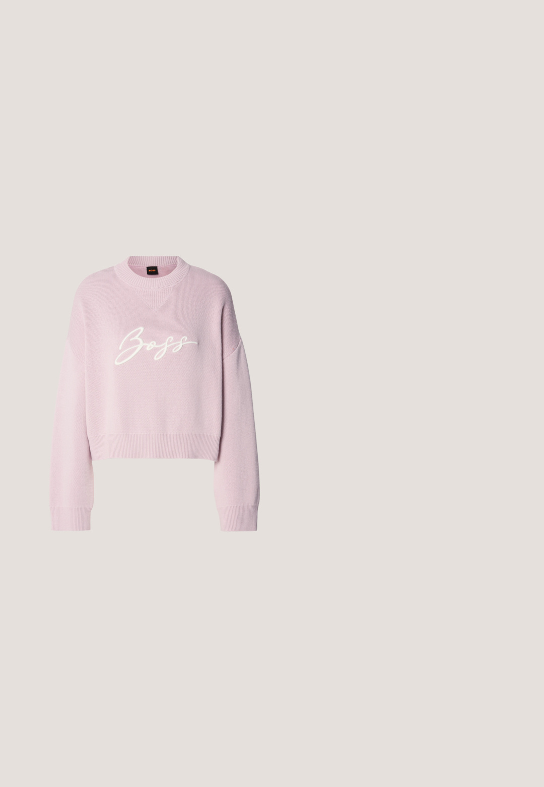 Rosa strikket sweater med et cropped design, der har en rund halsudskæring og løse ærmer, prydet med hvidt "Boss" broderi på forsiden.; Hvid langærmet skjorte lavet af bomuld, med en knap-ned krave, frontknapper og en afslappet pasform med subtile syninger.; Mørk denim bukser med vide ben, flere frontlommer, kontrastsyninger og knaplukning i taljen. Glat tekstur og afslappet design.; Oliven grønne sneakers med ribbet tekstur, hvide accenter og gummisål. Har snørelukning og brandlogo på siden.; Sort læder skuldertaske med klaplukning, justerbar rem, lille gyldent "BOSS" logo og vedhæftet mærke med gyldent "B" emblem.; Guldarmbånd med rektangulære led, der skifter med klare rhinestone detaljer, afsluttet med en lobster clasp. Glat tekstur hele vejen igennem.