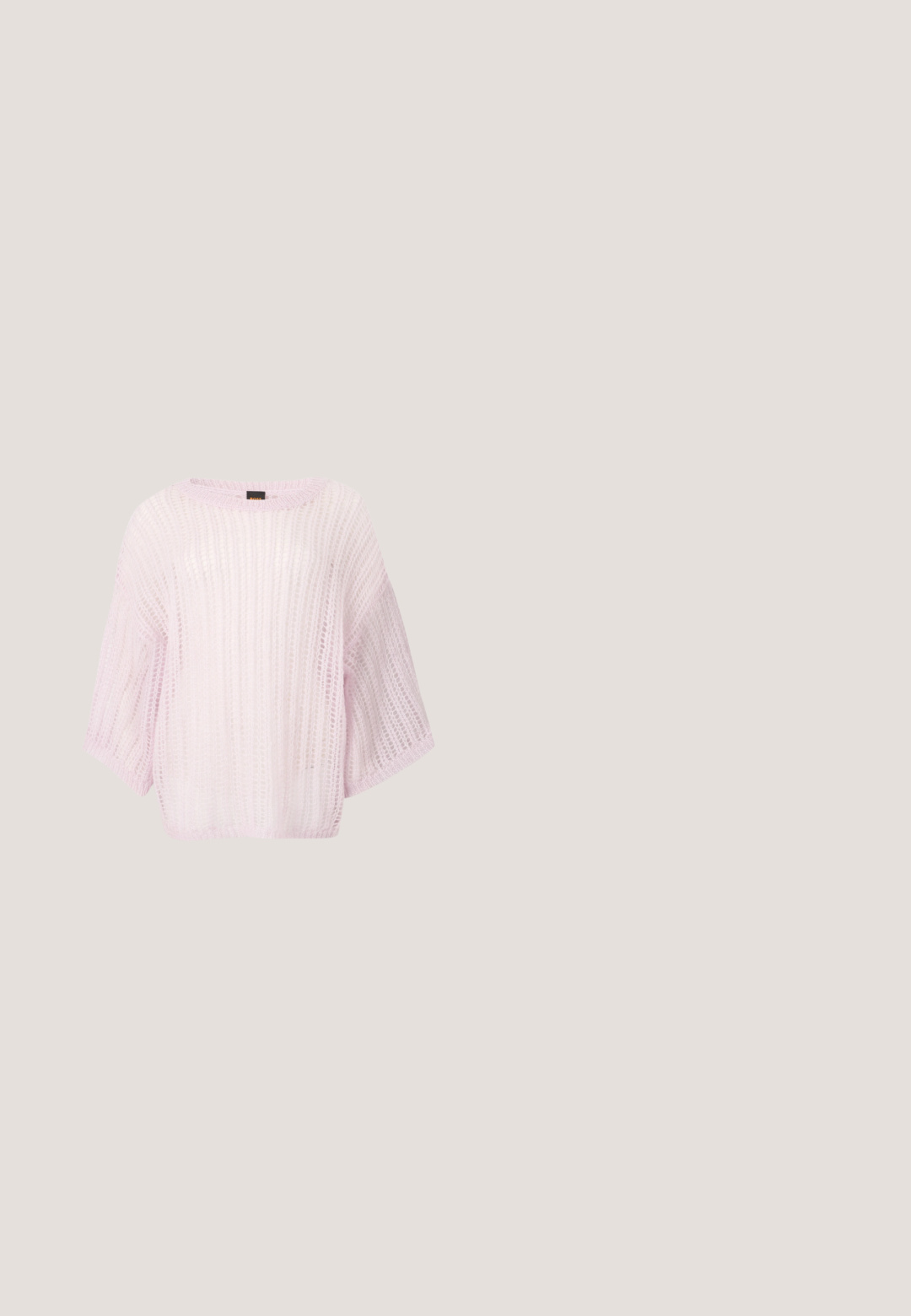 Hellrosa gestrickter Pullover mit lockerer Passform, weiten Ärmeln und einem strukturierten Muster. Rundhalsausschnitt und weiches, transparentes Material.; Helles beiges ärmelloses Top aus geripptem Stoff, mit einem runden Ausschnitt und figurbetontem Design. Glatte Textur mit minimalen Nähten.; Beige gerade geschnittene Hosen mit dezenten vertikalen Streifen, Gürtelschlaufen und einem vorderen Reißverschluss vor schlichtem Hintergrund.; Beiger Slingback-Schuh mit spitzer Kappe, niedrigem Kitten-Heel und einem Knöchelriemchen mit kleiner Schnalle, gezeigt auf schlichtem weißem Hintergrund.; Weiße Lederhandtasche mit Klappenverschluss, goldenen Beschlägen und einem abnehmbaren Schultergurt, der einen kontrastierenden dunklen Rand hat.; Kleine goldene und silberne Halbkreolen-Ohrstecker mit einer strukturierten silbernen Außenseite auf weißem Hintergrund.