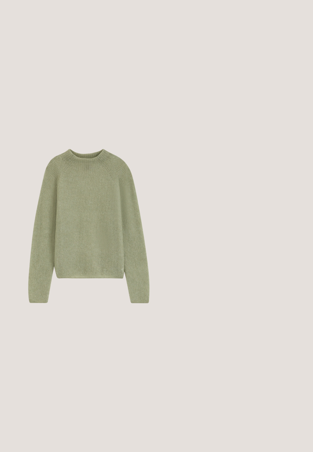 Lichtgroene gebreide trui met lange mouwen en een ronde hals, plat neergelegd op een witte achtergrond.; Beige mouwloze top met dunne spaghettibandjes, knoopsluiting aan de voorkant met zes zwarte knopen, getailleerde pasvorm en kleine voorzakken met bies.; Donkergroene wikkelrok van gladde stof, met een asymmetrische zoom en een naadloze tailleband voor een strakke uitstraling.; Bruine leren instapper met tan accenten en metalen oogjes, met een ronde neus en een gladde textuur, tegen een glanzende zilveren achtergrond.; Taupe leren schoudertas met een gouden rits en hardware, ronde hoeken en een verstelbare schouderriem, op een plain lichte achtergrond.; Gouden metalen oorbellen met een circulair ontwerp met twee bollen, één grotere met textuur en een kleinere gepolijste bal aan de bovenkant.