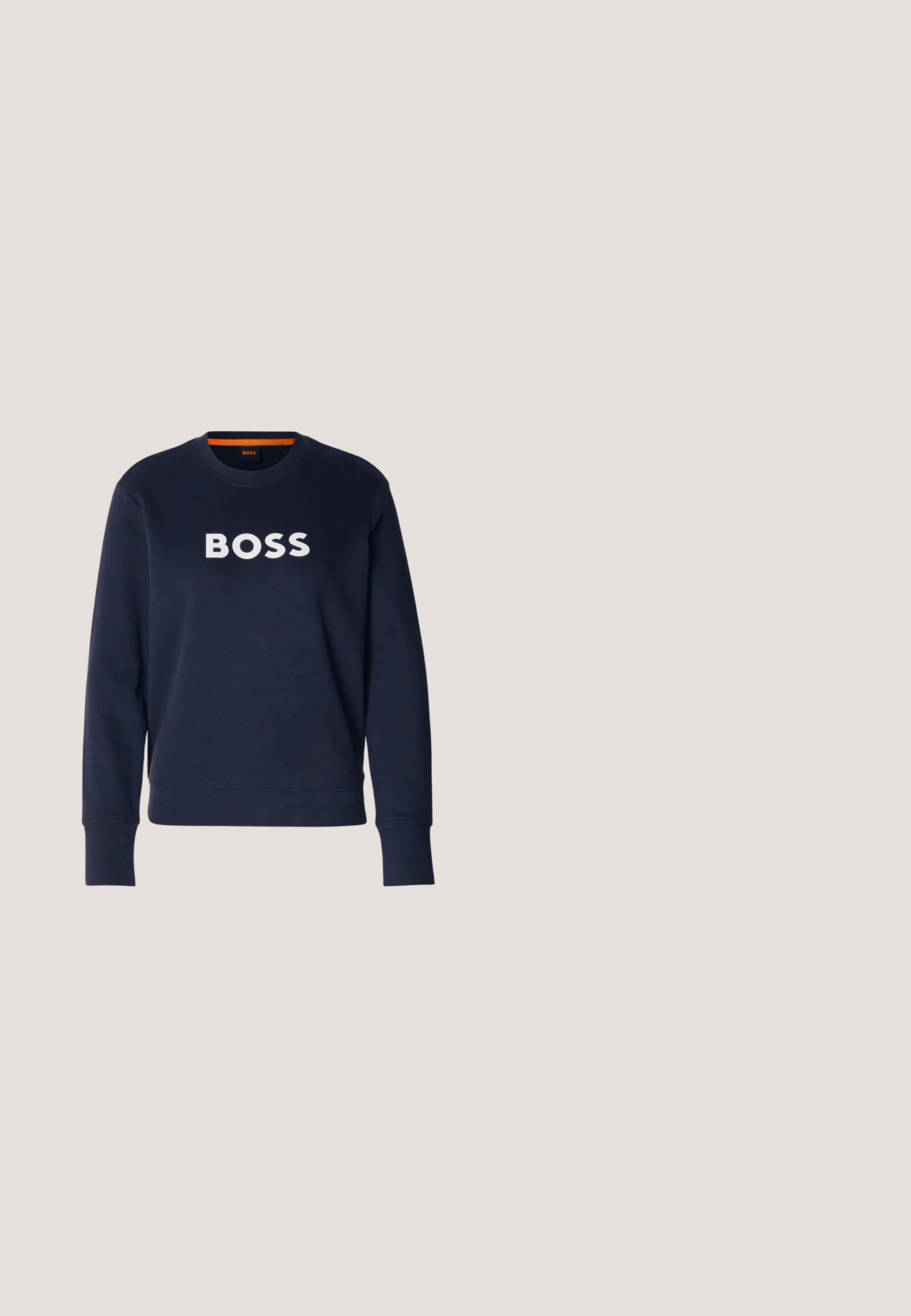 Marineblå sweatshirt med lange ærmer og rund halsudskæring, med fed hvid "BOSS" tekst centreret på brystet.; Blå denimskjorte med knaplukning foran, krave og diskrete skuldersømme. Stoffet har en glat tekstur med et afslappet design.; Blå mønstrede bukser med udvidet ben, der har et geometrisk design, elastisk talje og hvide striber på siderne. Glat tekstur hele vejen igennem.; Sølvfarvede syntetiske sneakers med cremefarvede detaljer, lav profil, rundet snude og flad gummisål; har klassiske syninger og snørelukning.; Navyblå tote taske med dobbelte lange håndtag, lynlås og lille krokodillelogo foran i midten på hvid baggrund.; Par af små gyldne bølgede øreringe med stiftlukkeker på en lys grå baggrund.
