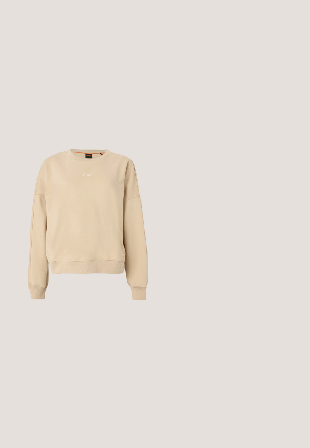 Beige langærmet crewneck-sweatshirt med ribbet kant ved ærmer og bund, lille hvidt broderet logo midt på brystet.; Beige ribbet t-shirt med rund halsudskæring, ærmeløs design og et lille præget logo midt foran. Blød stoftekstur.; Beige bukser med vidde ben, elastisk linning og minimale syningsdetaljer, vist mod en ensfarvet lys baggrund.; Beige sneaker med lyse detaljer, rundet tå, tekstureret overdel, flade snørebånd og en polstret sål. Har en logo på siden.; Hvid lærredstaske med to lange håndtag og et præget logo. Tasken har en rektangulær form og en glat overflade.; Par guldtonede hoop øreringe med lille sølvfarvet loop-detalje på hver, vist mod lysegrå baggrund.