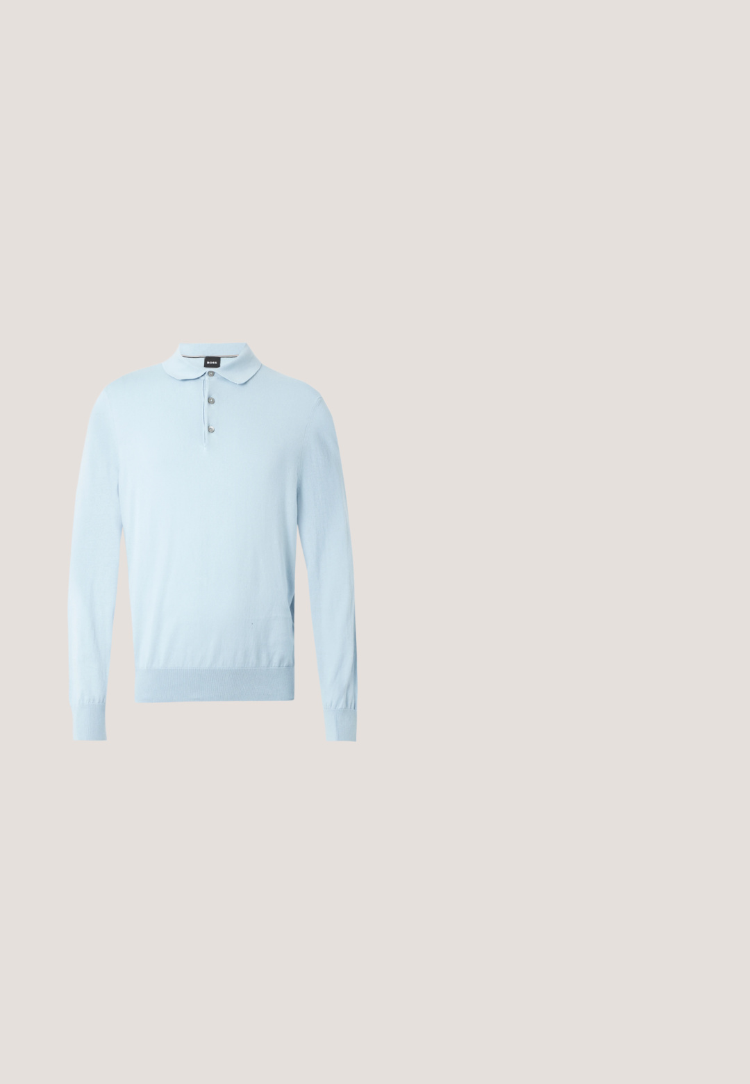 Pull-over bleu clair à manches longues, col plat et patte de boutonnage à trois boutons. Fabriqué en matière douce avec une coupe ajustée et un ourlet côtelé.; Chemise noire à manches courtes avec col, six boutons sur le devant et logo discret « BOSS » sur la poitrine et à l'intérieur du col.; Pantalons gris en tissu texturé, coupe droite, avec un unique bouton à l'avant et des détails plissés.; Chaussure slip-on en cuir noire avec un bout rond, un dessus texturé, des coutures rouges contrastantes et un petit talon. Présente une languette en boucle.; Sac bandoulière en cuir noir avec poche zippée à l'avant et bandoulière réglable sur fond blanc uni.; Ceinture en cuir noir enroulée avec une boucle rectangulaire argentée ornée d'une petite gravure "HUGO" et un détail de couture rouge près de la boucle.