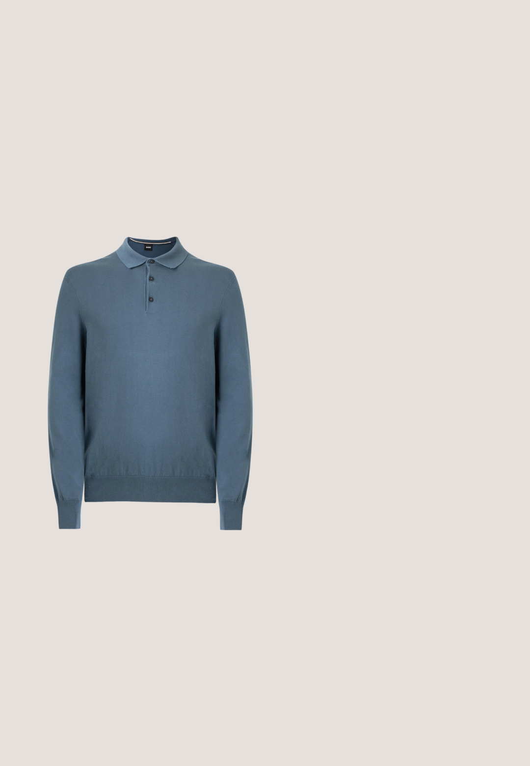 Blauer Langarm-Polo-Pullover aus Strickstoff, ausgestattet mit klassischem Kragen, Knopfleiste mit drei Knöpfen sowie gerippten Bündchen und Saum.; Dunkelblaue knopffrontjacke aus einem Stoff mit glatter Textur. Verfügt über zwei Brusttaschen und einen spitzen Kragen, mit vier vorderen Knöpfen.; Blaue Baumwollhosen mit glatter Textur, geraden Beinen, Knopfverschluss und einer einzelnen Fronttasche. Keine sichtbaren Muster oder Hardware-Akzente.; Navyfarbene Wildleder-Einlaufschuhe mit gesteppten Details, einer flachen Gummisohle und einem Innenfutter aus Leder. Minimalistisches Design mit einem dezenten Logo an der Seite.; Kleine schwarze Leder-Umhängetasche mit Klappe und Schnallenverschluss, verstellbarer Riemen, vor weißem Hintergrund dargestellt.; Schwarzer Ledergürtel mit strukturiertem Muster, schwarzer Metallschnalle und mehreren Verstelllöchern, flach auf weißem Hintergrund ausgelegt.