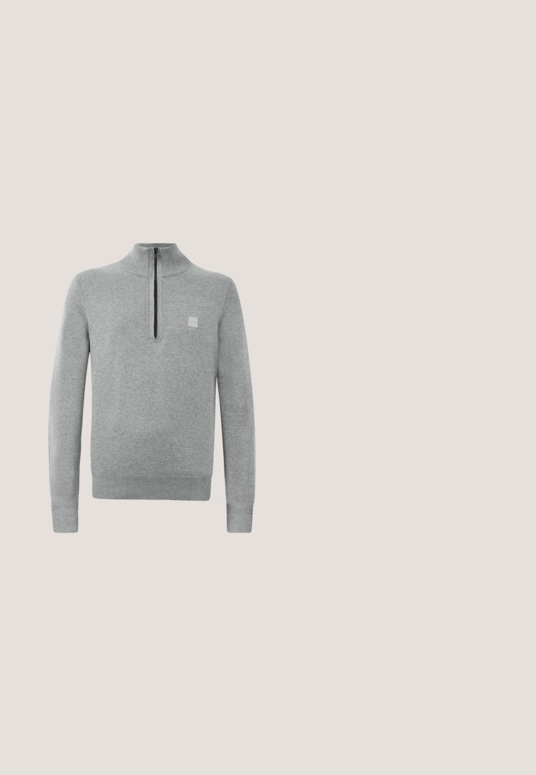 Grå pullover sweater med lynlås og høj hals. Har lange ærmer, ribbede manchetter og et lille logo patch på brystet. Blød strikket tekstur.; Hvid bomulds-T-shirt med rund halsudskæring, korte ærmer og et lille logo på venstre bryst. Glat tekstur, klassisk pasform.; Herrebukser med lige ben i sort, med knap- og lynlåslukning, bæltestropper og forlommer, vist mod en hvid baggrund.; Sort ruskinds Chelsea-støvle med elastiske sidepaneler, rund tå og en pull tab. Flad sål med et diskret prægede logo på hælen.; Sort rektangulær kuffert med øverste håndtag, frontlynlåslomme, justerbar skulderrem og "BOSS"-logo på frontpanelet.; Mørkegråt ruskindsbælte med sort rektangulært spænde, rullet sammen med enden delvist løftet på en ensfarvet lys baggrund.
