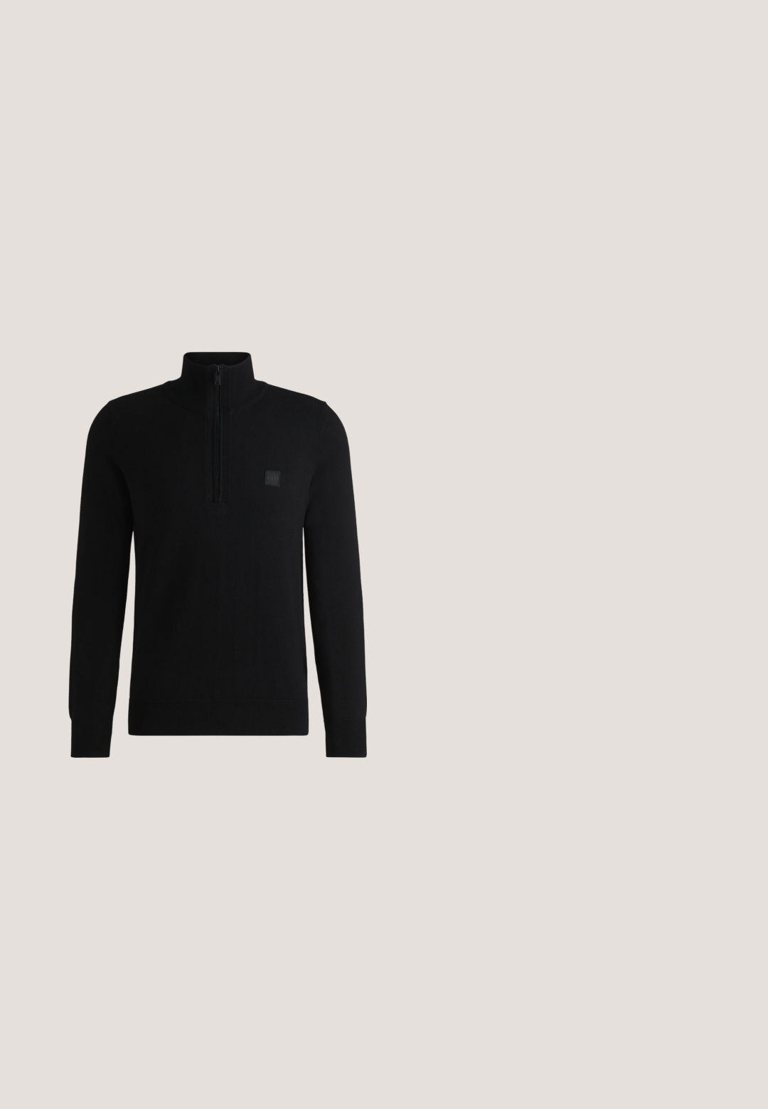 Schwarzer Pullover mit hohem Kragen und halbem Reißverschluss. Aus strukturiertem Stoff gefertigt, mit einem kleinen Logopatch auf der Brust.; Braunes Hemd mit Knopfleiste, Kragen, langen Ärmeln, einer Brusttasche und glatter Textur. Mit grauen Knöpfen entlang der Vorderseite.; Schwarze, lange, schmal zulaufende Hose aus einem weichen, glatten Material. Mit einem elastischen Bund und einem Kordelzug für eine verstellbare Passform.; Schwarzer Calvin Klein Sneaker mit strukturiertem Mesh und Lederpanelen, der über einem polierten Betonboden in der Nähe einer Glasbausteinwand schwebt.; Schwarze Umhängetasche aus glattem Nylon. Verfügt über einen verstellbaren Riemen, eine vordere Reißverschlusstasche und ein weiß aufgedrucktes Logo. Rechteckige Form mit minimalistischem Design.; Schwarzer Leder Gürtel mit glatter Oberfläche, ausgestattet mit einer quadratischen Metallschnalle, die mit einem geometrischen Logo geprägt ist.