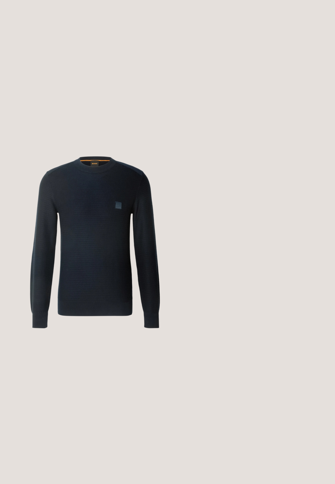 Strikket navyblå sweater med lange ærmer, rund halsudskæring, tekstureret stof og et lille logo-patch på brystet.; Marineblå, langærmet skjorte med knapper, to brystlommer og krave, mærket med en lille "BOSS" label på venstre ærme.; Marineblå bukser med snoreliv, tapered ben og glat stof. Har en ensfarvet overflade uden synlige mønstre eller metaldele.; Hvide lædersneakers med en glat overflade, afrundet tå, flad snørebåndsdesign og en tyk gummisål med et struktureret grebmønster.; Tiger of Sweden BOSUN - Attachetasker - cognac; Brunt læderbælte med spænde i sølvmetal, med røde syninger som detaljer og en glat tekstur, designet til justerbar pasform.