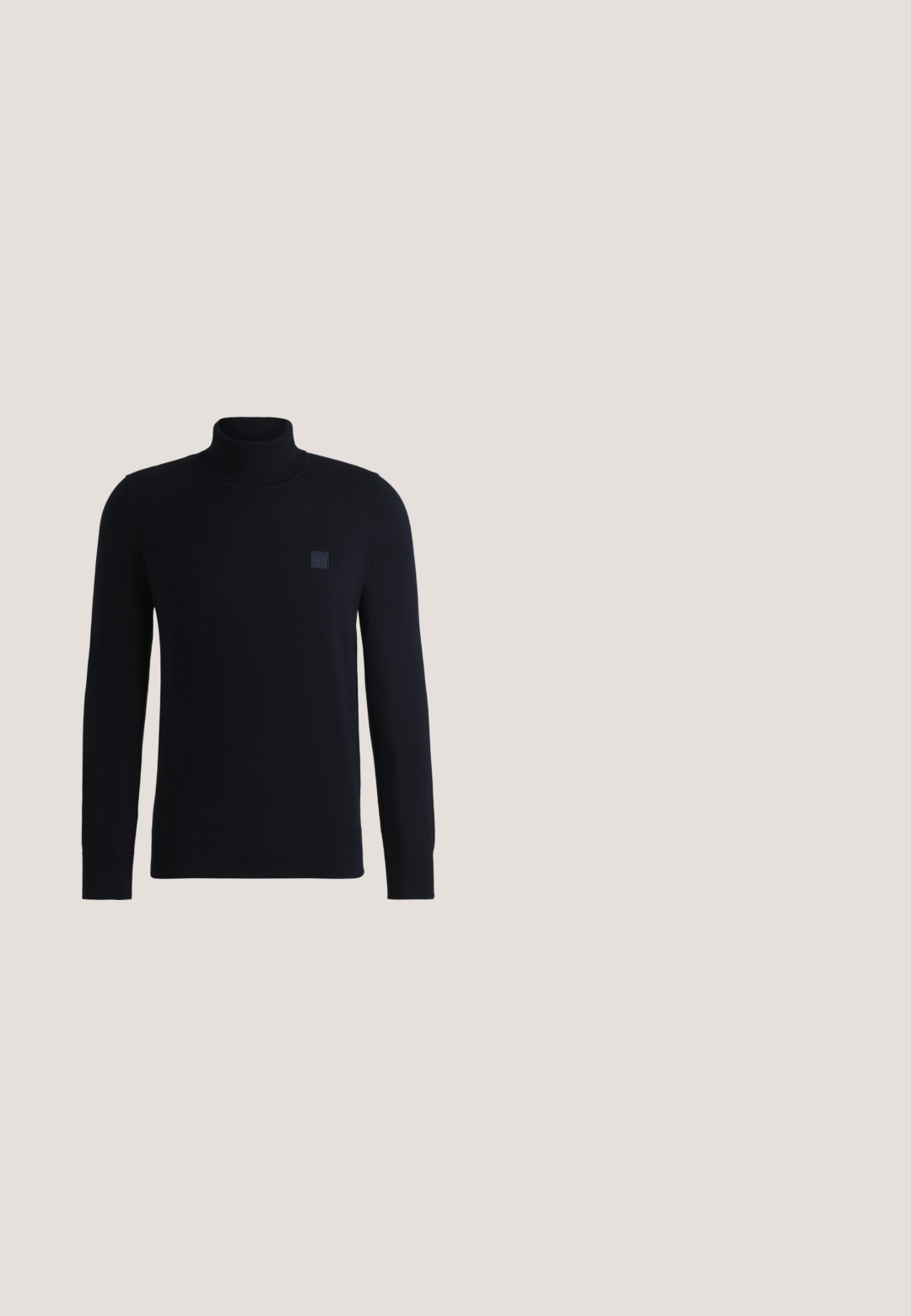 Marineblauer Rollkragenpullover aus weichem Strickmaterial, mit langen Ärmeln und einem gerippten Kragen. Enthält ein quadratisches Logo-Patch auf der Brust.; Hellgraue, slim-fit Anzughose mit Gürtelschlaufen, Seitentaschen und vorderseitig gebügelten Bügelfalten.; Schwarzer Lederloafer mit weißem Fell-Top-Panel und dekorativem Riemendetail, niedriger Absatz, in Seitenansicht auf weißem Hintergrund dargestellt.; Braune rechteckige Sonnenbrille mit dunkelgrünen Gläsern und dünnen metallischen Bügeln, vor weißem Hintergrund dargestellt.; Schwarzer rechteckiger Aktenkoffer mit oberen Griffen, vorderer Reißverschlusstasche, verstellbarem Schultergurt und "BOSS"-Logo auf der Frontseite.; Dunkelblauer Wildledergürtel, zusammengerollt, mit rechteckiger Metallschnalle und genähten Kanten auf einem einfarbigen hellen Hintergrund.