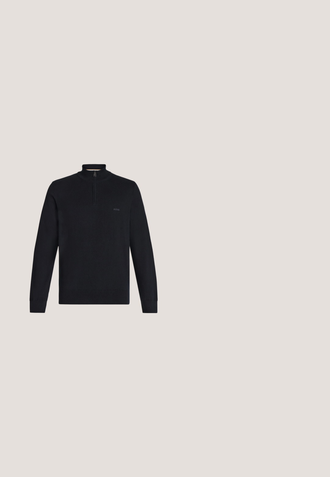 Schwarzer langärmeliger Strickpullover mit halbem Reißverschlusskragen, gerippten Bündchen, Saum und kleinem "BOSS"-Logo auf der linken Brust.; Dunkelblaue knopffrontjacke aus einem Stoff mit glatter Textur. Verfügt über zwei Brusttaschen und einen spitzen Kragen, mit vier vorderen Knöpfen.; Marineblaue Slim-Fit-Anzughose mit Gürtelschlaufen und gepressten Vorderfalten, vor einem schlichten weißen Hintergrund präsentiert.; Schwarzer Lederloafer mit goldfarbenem Metallbit und "HUGO"-Markenlogo, präsentiert vor einem beigen Teppich und braunen durchsichtigen Möbelstücken.; Schwarze Lederaktentasche mit strukturierter Oberfläche, doppelten Tragegriffen, verstellbarem Schultergurt und silbernem Reißverschlussdetail auf der Vorderseite.; Schwarzer Ledergürtel, aufgerollt mit einer rechteckigen mattschwarzen Schnalle und dezent geprägt mit Logo auf weißem Hintergrund.
