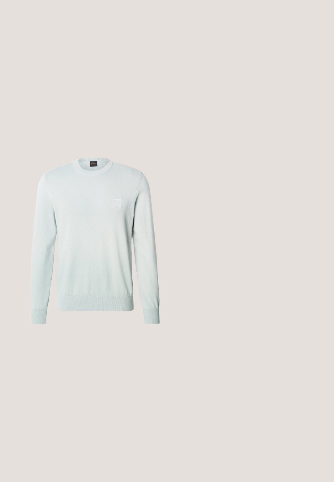 Pull bleu clair à manches longues avec col rond, bordures côtelées aux poignets et à l'ourlet, arborant un petit patch logo carré sur la poitrine gauche.; Chemise noire à manches longues avec boutons, fabriquée en tissu lisse. Elle présente un col classique, une patte de boutonnage à l'avant, et un petit logo sur la poitrine.; Pantalons chino beige en coton léger, avec fermeture éclair et bouton, et coupe droite avec poches avant.; Chaussure habillée en cuir marron avec lacets noirs flottant au-dessus d'un tapis beige dans une pièce minimaliste avec un canapé beige en arrière-plan.; Trousse de toilette rectangulaire noire en cuir avec poignée latérale et fermeture éclair, petit logo Calvin Klein doré au centre de l'avant.; Ceinture en cuir suédé couleur fauve enroulée avec une boucle rectangulaire en laiton et une boucle en cuir, marquage Calvin Klein sur le bord de la boucle.