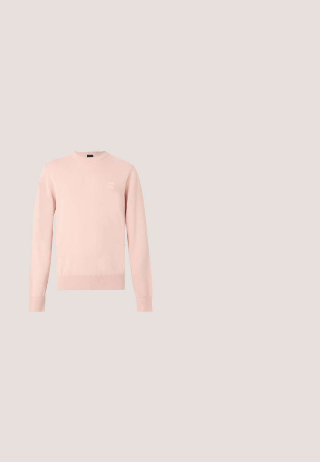 Hellrosa langärmliger Rundhalspullover mit gerippten Bündchen und Saum, mit kleinem, dezentem Logo-Patch auf der linken Brust.; Dunkelblaue knopffrontjacke aus einem Stoff mit glatter Textur. Verfügt über zwei Brusttaschen und einen spitzen Kragen, mit vier vorderen Knöpfen.; Hellbeige Shorts mit Kordelzug, Seitentaschen und weißem "HUGO" Logo am unteren rechten Bein.; Schwarzer Lederloafer mit niedrigem Absatz und Riemen über dem Vorderblatt, prägendes Logo auf dem Riemen, seitlich auf weißem Hintergrund dargestellt.; Schwarze Aktentasche aus strukturiertem Leder mit zwei Griffen und einem abnehmbaren Schultergurt, ausgestattet mit einem silbernen Reißverschluss und Metallbeschlägen.; Schwarzer Ledergürtel mit geprägtem „HUGO“-Schriftzugmuster und mattschwarzer Schnalle, auf weißem Hintergrund aufgewickelt dargestellt.