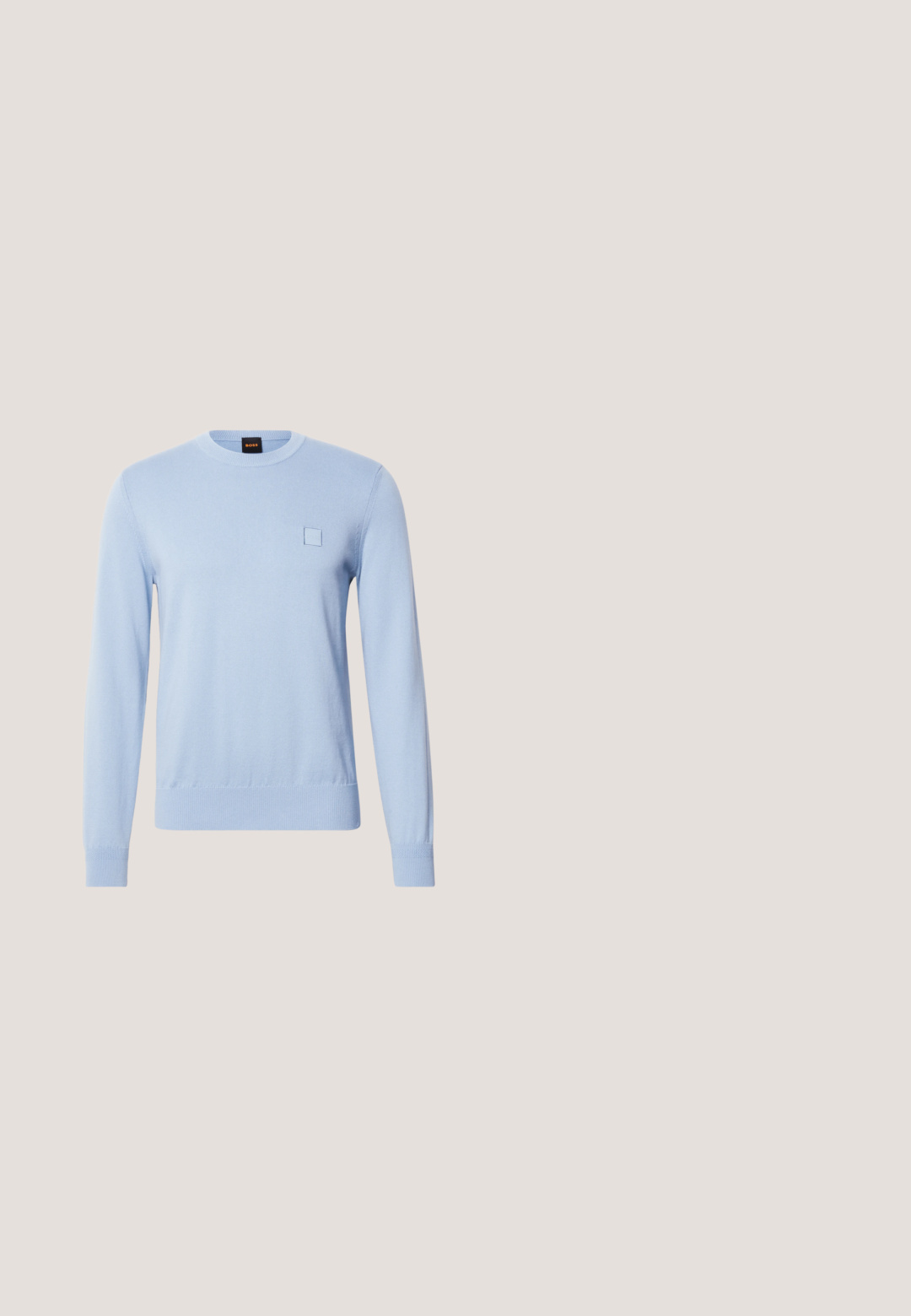 Suéter de punto azul claro de manga larga con cuello redondo, puños y dobladillo acanalados, y un pequeño detalle cuadrado cosido en el pecho izquierdo.; Camisa de manga larga gris claro hecha de tela texturizada, con cuello abotonado, botones centrales y un logo negro "BOSS" en el pecho.; Pantalones de tejido texturizado rojo con diseño de pierna recta, bolsillos frontales y cierre de botón. La tela presenta un patrón tejido para un detalle añadido.; Zapato mocasín de cuero negro flotando sobre una alfombra beige con un sofá beige en el fondo, mostrando el diseño clásico para hombres sin cordones.; Bolsa de viaje de cuero negro con forma rectangular, doble asa, correa de hombro desmontable y adornos mínimos.; Cinturón de cuero negro enrollado con una hebilla metálica plateada que presenta un diseño estilizado de doble "B" sobre un fondo blanco.