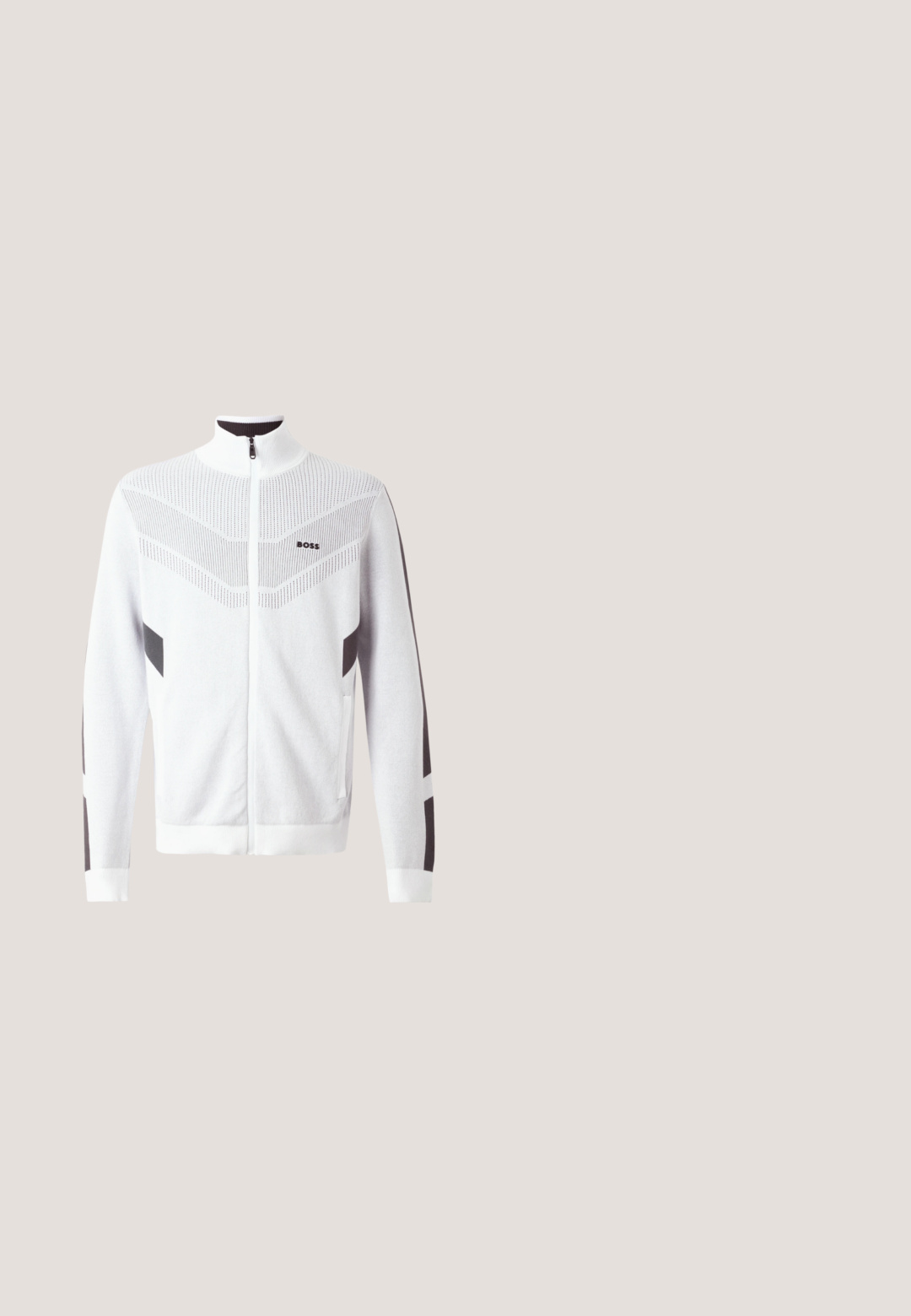 Chaqueta blanca con cremallera y cuello alto, con un patrón texturizado y acentos gris oscuro en las mangas y los lados. Logotipo en el pecho.; Camiseta de algodón negra con mangas cortas y cuello redondo. Presenta un texto de logo distorsionado en blanco impreso en el frente.; Vaqueros de mezclilla azul claro con corte recto, diseño de cinco bolsillos, costuras visibles y cierre de botón en la cintura.; Zapatilla de cuero negro con suela blanca, punta redonda, cinco ojales y un logo plateado "cK" en el lado exterior. Acento texturizado en el talón blanco.; Gafas de sol con marco negro de metal, lentes cuadrados en degradado púrpura-azul y almohadillas nasales ajustables sobre un fondo blanco.; Bolso mensajero negro hecho de nylon texturizado con una solapa frontal, correa ajustable y un pequeño acento con el logo. Incluye dos compartimentos con cremallera.