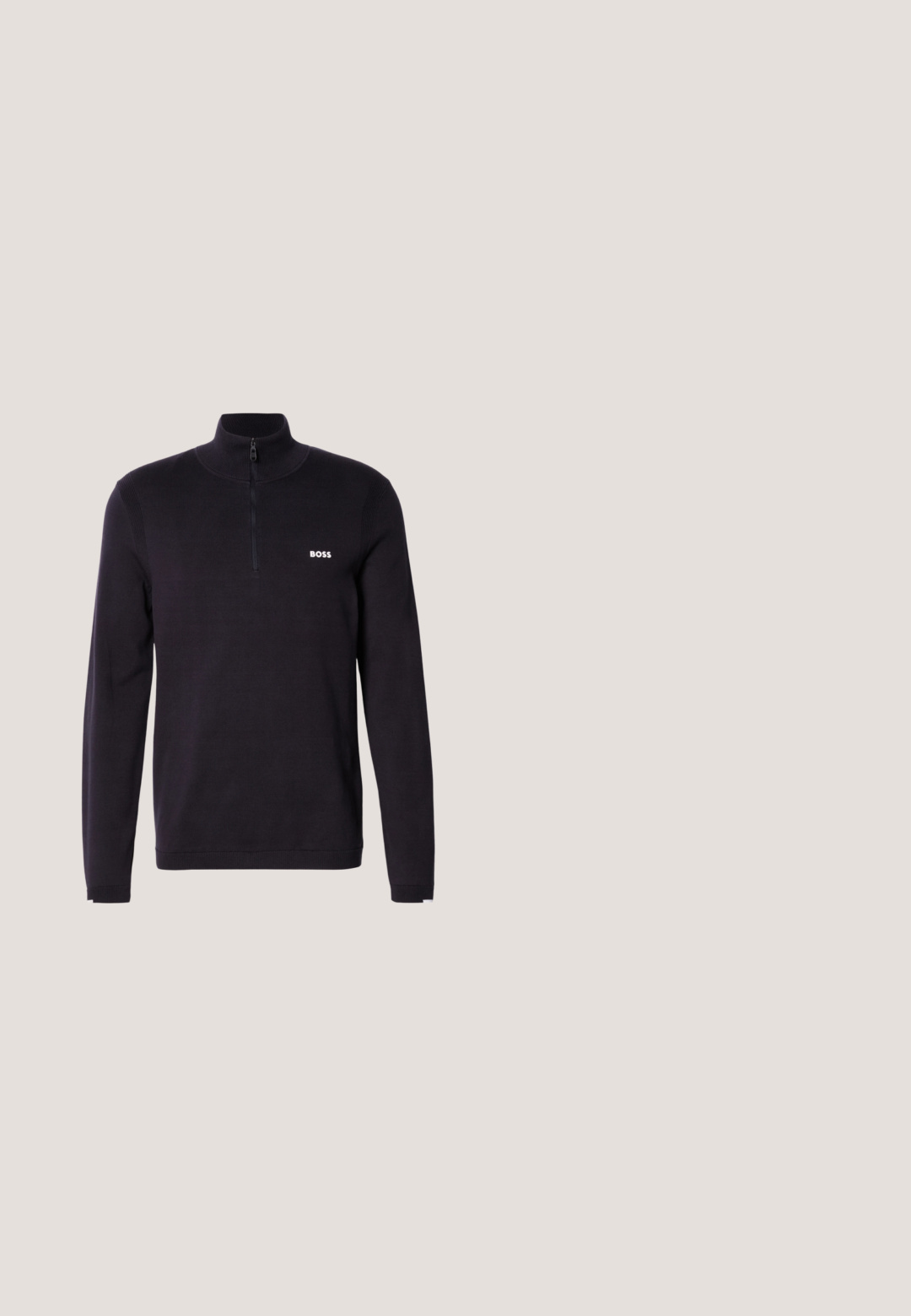 Marineblå quarter-zip sweater fremstillet af blødt stof, med ribbet krave og manchetter, samt et lille hvidt "BOSS" logo på brystet.; Marineblå t-shirt lavet af bomuld, med høj hals og korte ærmer. BOSS-logo placeret ved halsen. Glat tekstur, minimalistisk design.; Marineblå bukser med lige ben, bæltestropper og forlommer med læg, vist mod en hvid baggrund.; Sorte læder ankelstøvler med elastiske sidepaneler, rund tå og en trækloft. Glat tekstur, flad sål, minimalistisk design.; Sort nylon laptop taske med to håndtag, en aftagelig rem, en lynlås lomme og diskret branding. Tekstureret overflade med et elegant design.; Sort læderbælte, snoet med en rektangulær mat sort spænde og diskret præget logo på hvid baggrund.