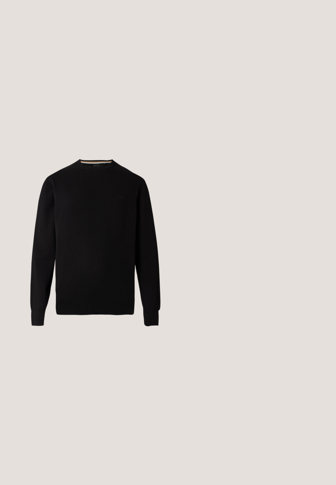 Sort strikket sweater med rund hals, ribstrikkede manchetter og kant, der har et diskret logo på brystet og en kontrasterende indre halskant.; Olivengrøn polo med korte ærmer, tre knapper og lille Calvin Klein-logo på venstre bryst.; Sorte denim jeans med lige ben-design, distressed detaljer ved knæene, fem-lommestil og en diskret falmet finish.; Brune ruskind ankelstøvle med rund tå, metaløjer, snørebåndsdesign, bageste trækstrop og stablet lædersål.; Sort læder crossbody taske med geometrisk prægning, sølv lynlås og justerbar rem. Har et elegant rektangulært design.; Sort flettet læderarmbånd med en sølvmetalspænde og præget brandingdetaljer. Glat tekstur, minimalistisk cirkulær design.
