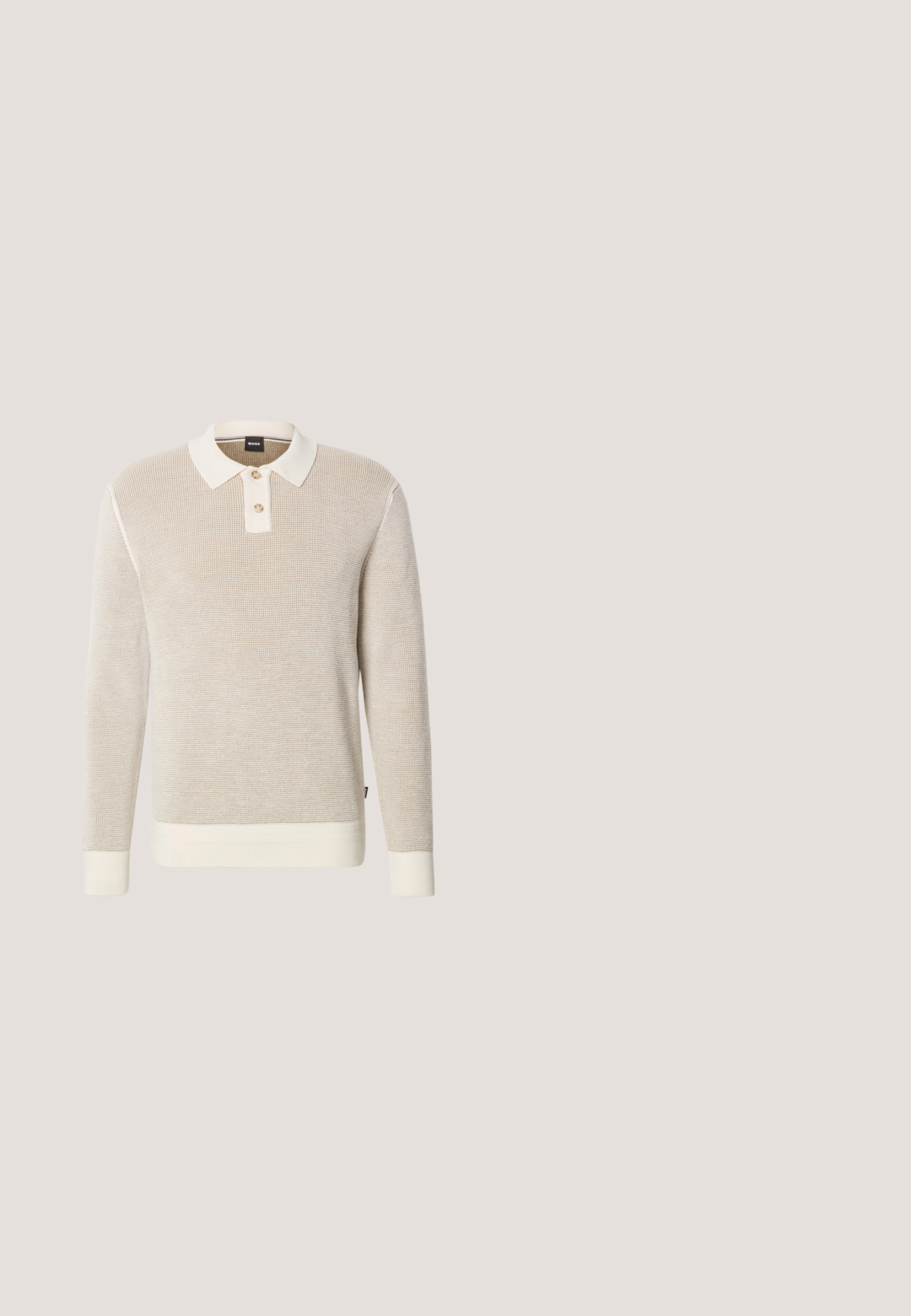 Beiger, strukturierter, langärmeliger Strick-Polo-Pullover mit weißem Kragen, zwei Knöpfen sowie gerippten Bündchen und Saum.; BOSS CRAIG - Hemd - medium beige; Beige gerade Hose mit Gürtelschlaufen und vorderer Bindung, mit einem klaren, maßgeschneiderten Design und strukturiertem Stoff.; Dunkelbrauner Leder-Bootsschuh mit weißer Sohle, Mokassinnaht, Ösen für die Schnürsenkel und dekorativer Seitenlancierung auf neutralem Hintergrund.; Dunkelbraune Stoff-Umhängetasche mit verstellbarem schwarzem Gurt und kleinem silbernem "BOSS"-Logo auf der vorderen Klappe.; Brauner Leder Gürtel aufgerollt mit silberner rechteckiger Schnalle und "BOSS" eingraviert auf der Schnallenzunge vor weißem Hintergrund.