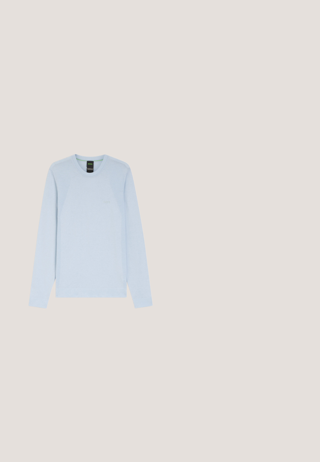 Hellblauer Pullover mit Rundhalsausschnitt und langen Ärmeln, mit gerippten Schulter- und Seitenteilen, zeigt ein kleines „BOSS“ Logo auf der Brust.; Dunkelblaue knopffrontjacke aus einem Stoff mit glatter Textur. Verfügt über zwei Brusttaschen und einen spitzen Kragen, mit vier vorderen Knöpfen.; Marineblaue Hosen aus leichtem Stoff, mit einem strukturierten Muster, gefalteter Front und einem elastischen Bund mit Kordelzug.; Blauer Veloursleder-Slipper mit weißer Gummisohle und dezenten Steppnähten, Seitenansicht.; Rechteckige Kulturtasche in Marineblau aus strukturiertem Material. Verfügt über eine vordere Reißverschlusstasche und einen seitlichen Griff für einfaches Tragen.; Aufgerollter dunkelblauer Wildledergürtel mit silberner rechteckiger Schnalle, auf der "BOSS" eingraviert ist, vor einem schlichten hellen Hintergrund.