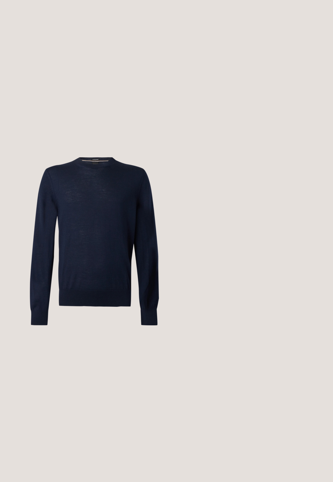 Pull noir à manches longues avec col rond, poignets et ourlet côtelés, présenté à plat avec une étiquette de marque visible à l'intérieur du col.; Chemise pour homme à manches longues, boutonnée, de couleur bleu clair, avec col standard et poignets boutonnés, présentée sur un fond blanc.; Pantalon bleu marine droit avec passants de ceinture, fermeture boutonnée sur le devant et poches latérales, présenté sur un fond uni.; Baskets basses en suede bleu marine avec bout arrondi, semelle en caoutchouc blanc cassé et lacets assortis ; dotées d'une doublure intérieure contrastante couleur tan.; Sac bandoulière en cuir marron foncé texturé avec une sangle réglable et un petit accent décoratif bleu sur le côté.; Ceinture en cuir marron foncé roulée avec une boucle rectangulaire argentée sur fond blanc.