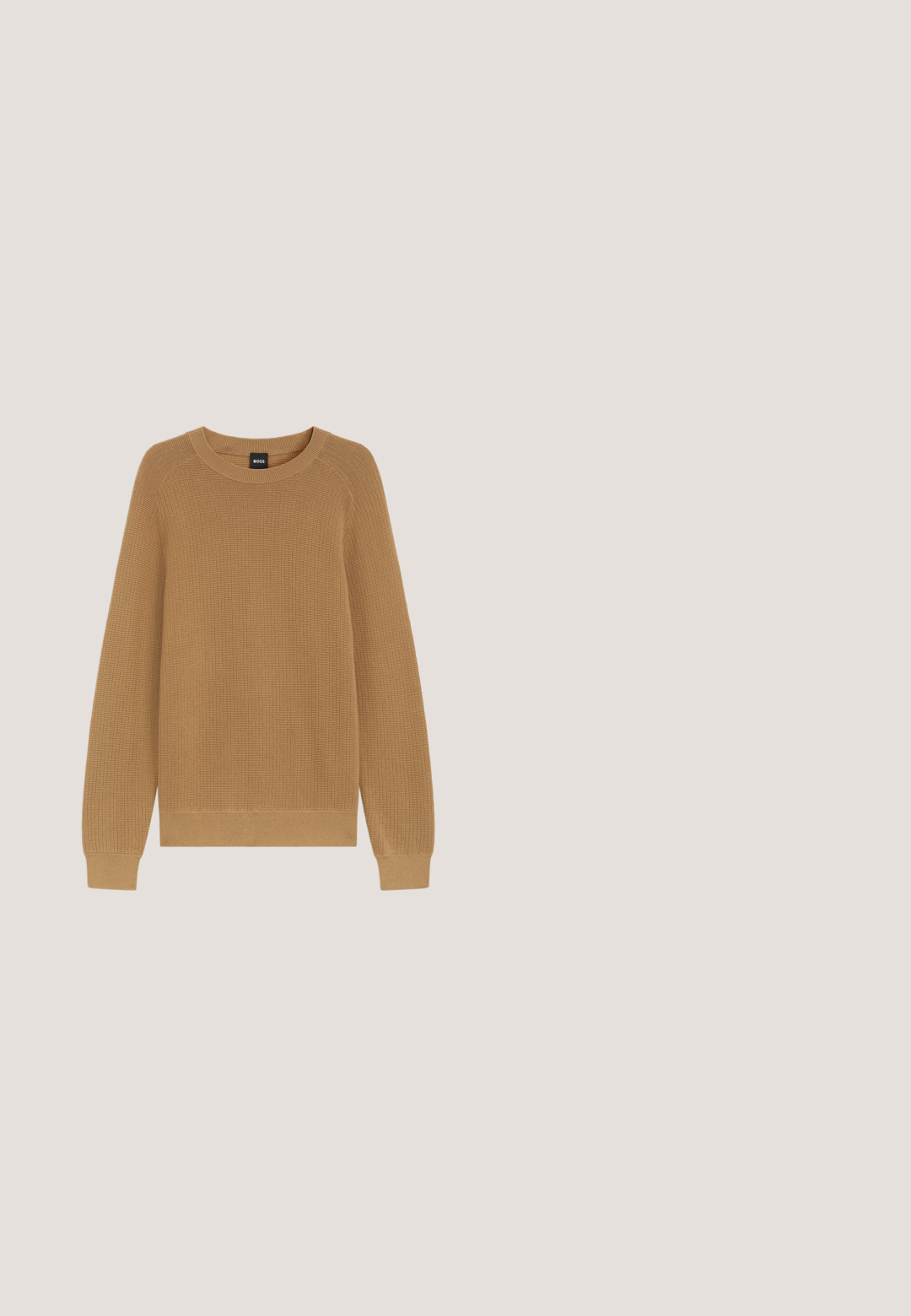 Hellbrauner, langärmeliger Strickpullover mit rundem Ausschnitt und gerippten Bündchen und Saum, innen am Kragen mit einem schwarzen BOSS-Etikett versehen.; Braune Herringbone-Hosen mit schlanker Passform, ausgestattet mit einem Knopfverschluss vorne und seitlichen Taschen, aus strukturiertem Stoff mit einem dezenten Glanz.; Brauner Herrenschuh aus Leder mit Schnürung, schwarzer Sohle, niedrigem Absatz und glattem Finish vor einfachem Hintergrund.; Braun gestreifte Krawatte mit dünnen diagonalen weißen Streifen, aus glattem Stoff gefertigt, mit einer spitzen Endform und einheitlicher Breite über die gesamte Länge.; Braune Lederaktentasche mit oberen Griffen, silberner Beschlägen und verstellbarem Schulterriemen auf einfachem, hellem Hintergrund.; Brauner Ledergürtel mit einer matten, dunklen, rechteckigen Metallschnalle, teilweise aufgerollt auf weißem Hintergrund.